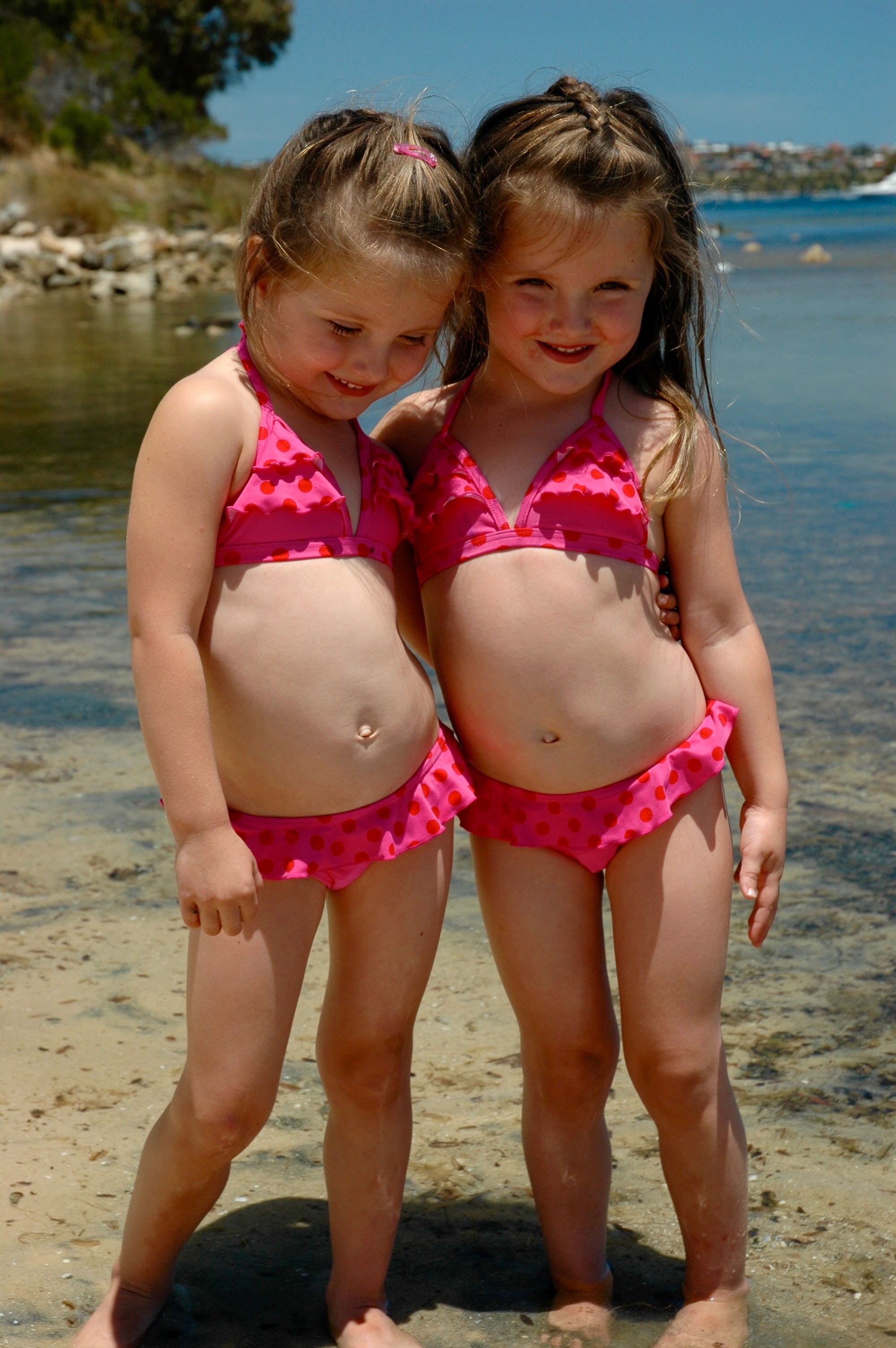 front view, land, Girls, sibling, Cute, Child, kids, beside, body, Twins, two, women, 2K, friendship, holiday, sister, pink color, lifestyles, beach, togetherness, Phone HD Wallpaper
