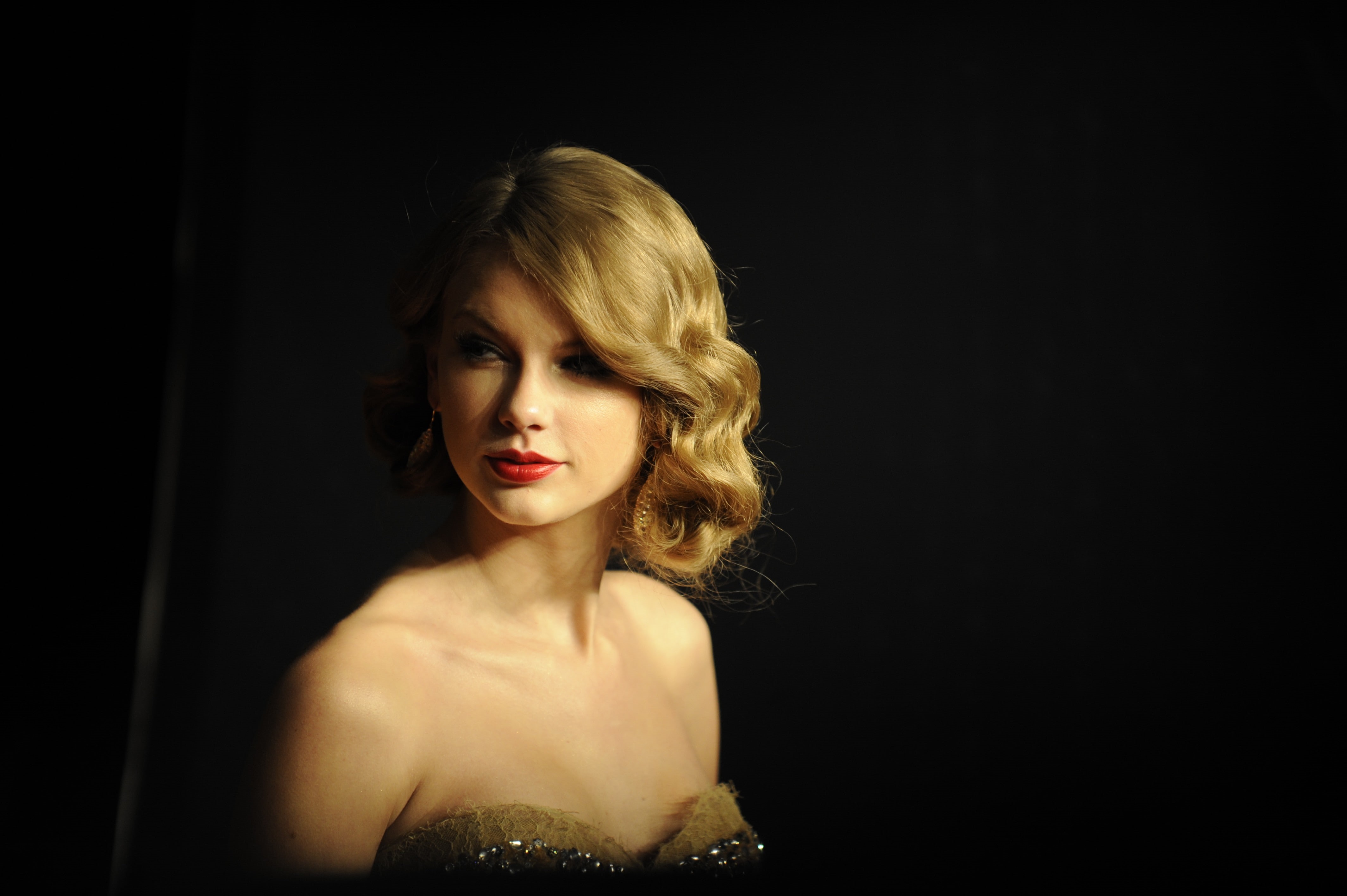 dark, hairstyle, contemplation, hair, front view, beautiful woman, lipstick, portrait, women, singer, Taylor Swift, copy space, young women, adult, studio shot, HD Wallpaper
