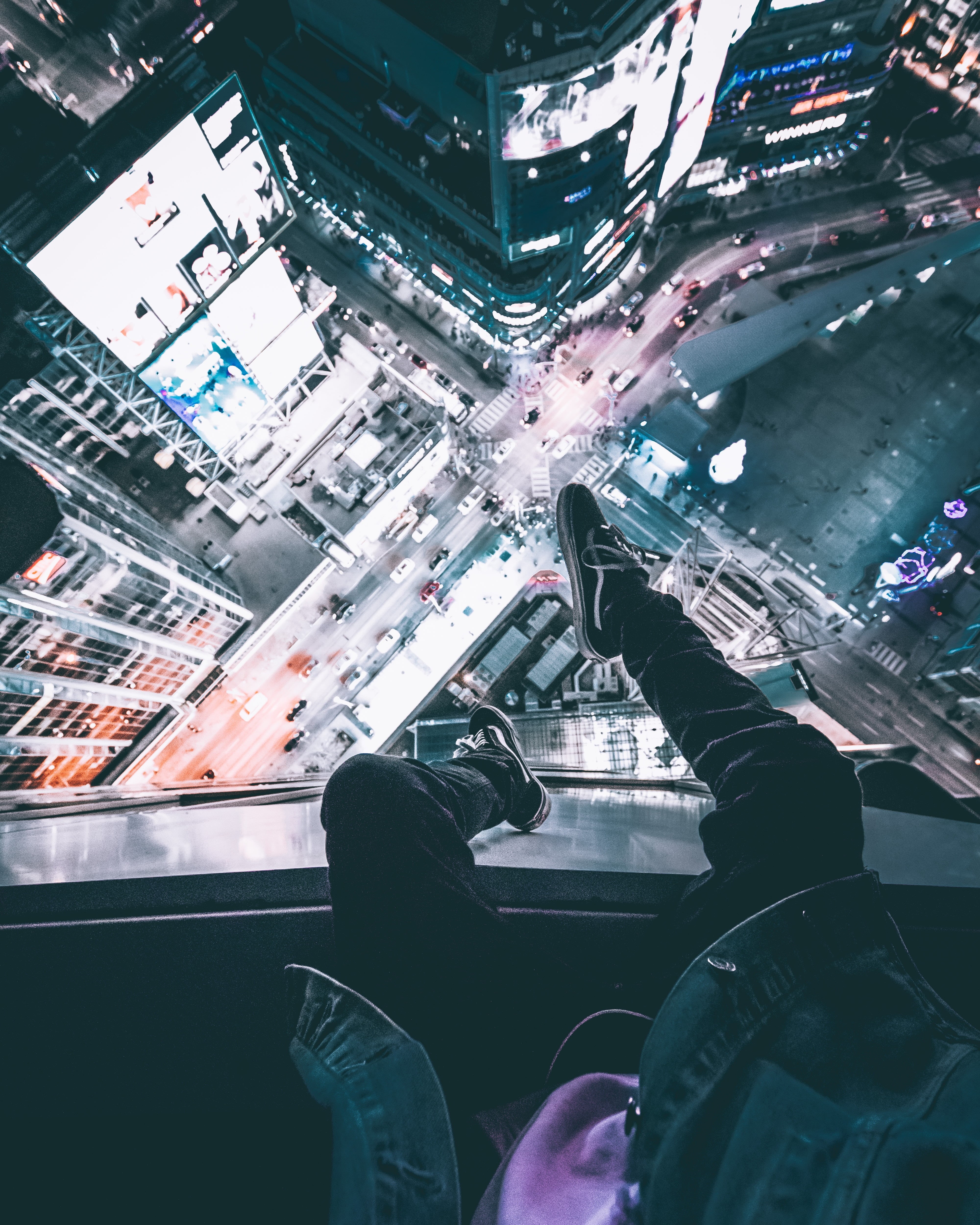 personal perspective, human body part, one Person, women, built structure, man, night city, body part, top view, human hand, black, architecture, white, Phone HD Wallpaper