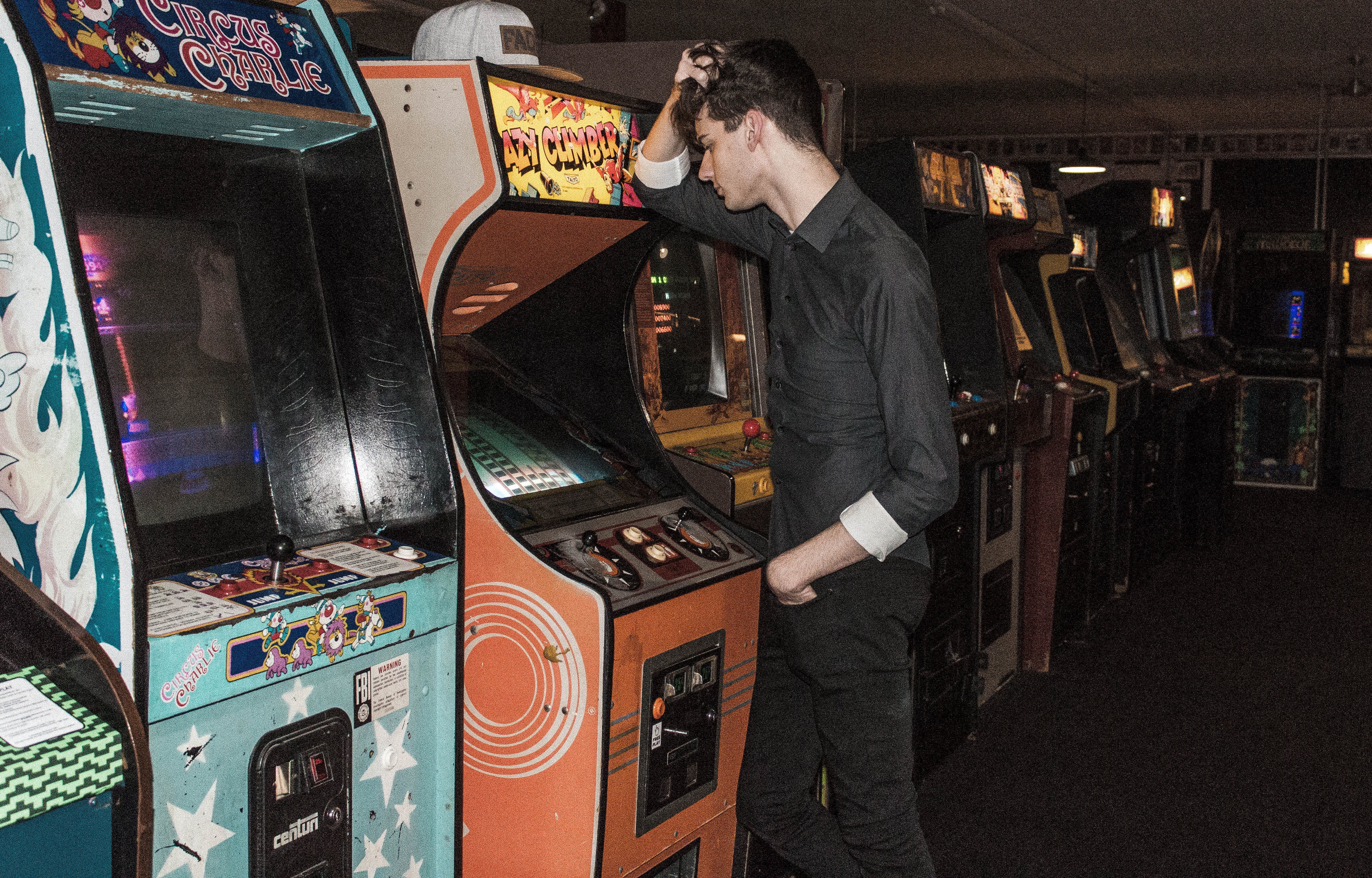clothing, pants, arcade game machine, slot machine, luck, casual clothing, machinery, retro arcade, arcade games, man, three quarter length, vintage arcade, HD Wallpaper