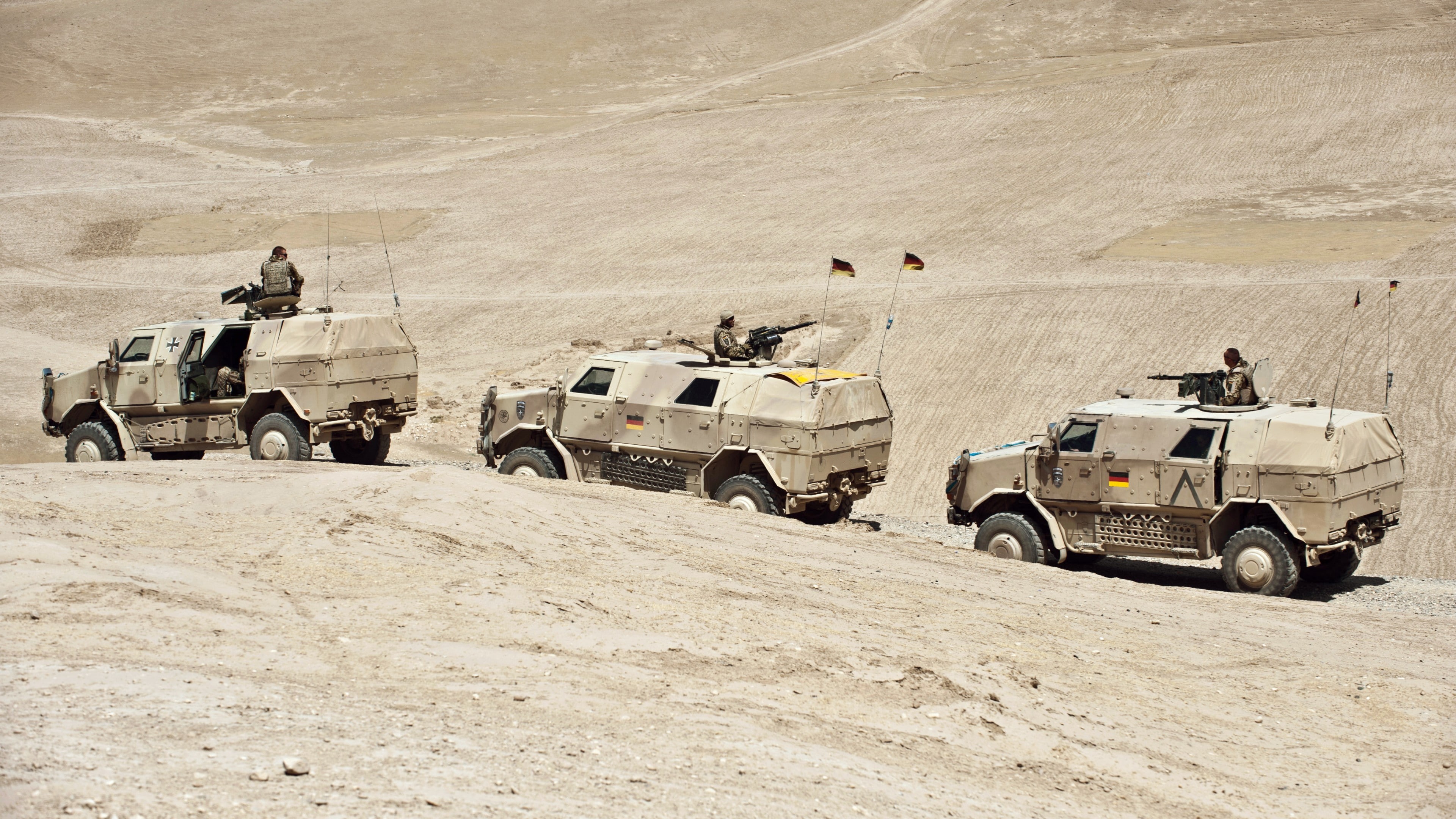 MPPV PC, 4K, infantry mobility vehicle, KMW, daytime, Afghanistan, Bundeswehr, three, photo, trucks, dessert, beige, convoy, battle, ATF Dingo, HD Wallpaper