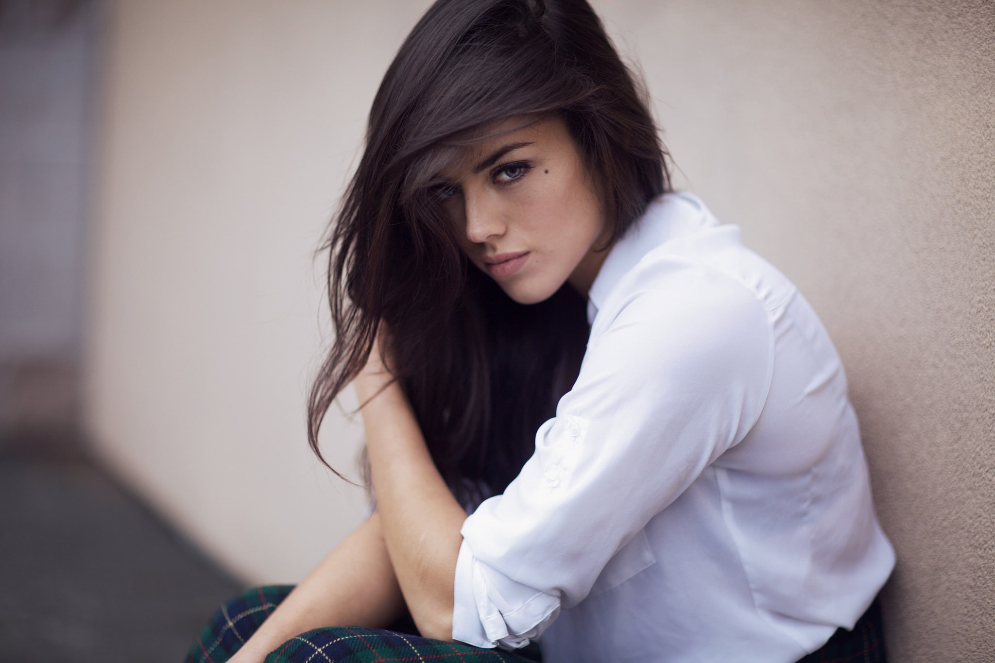 contemplation, focus on foreground, long hair, looking at camera, real people, 1080P, white shirt, beautiful woman, beauty, leisure activity, hairstyle, HD Wallpaper
