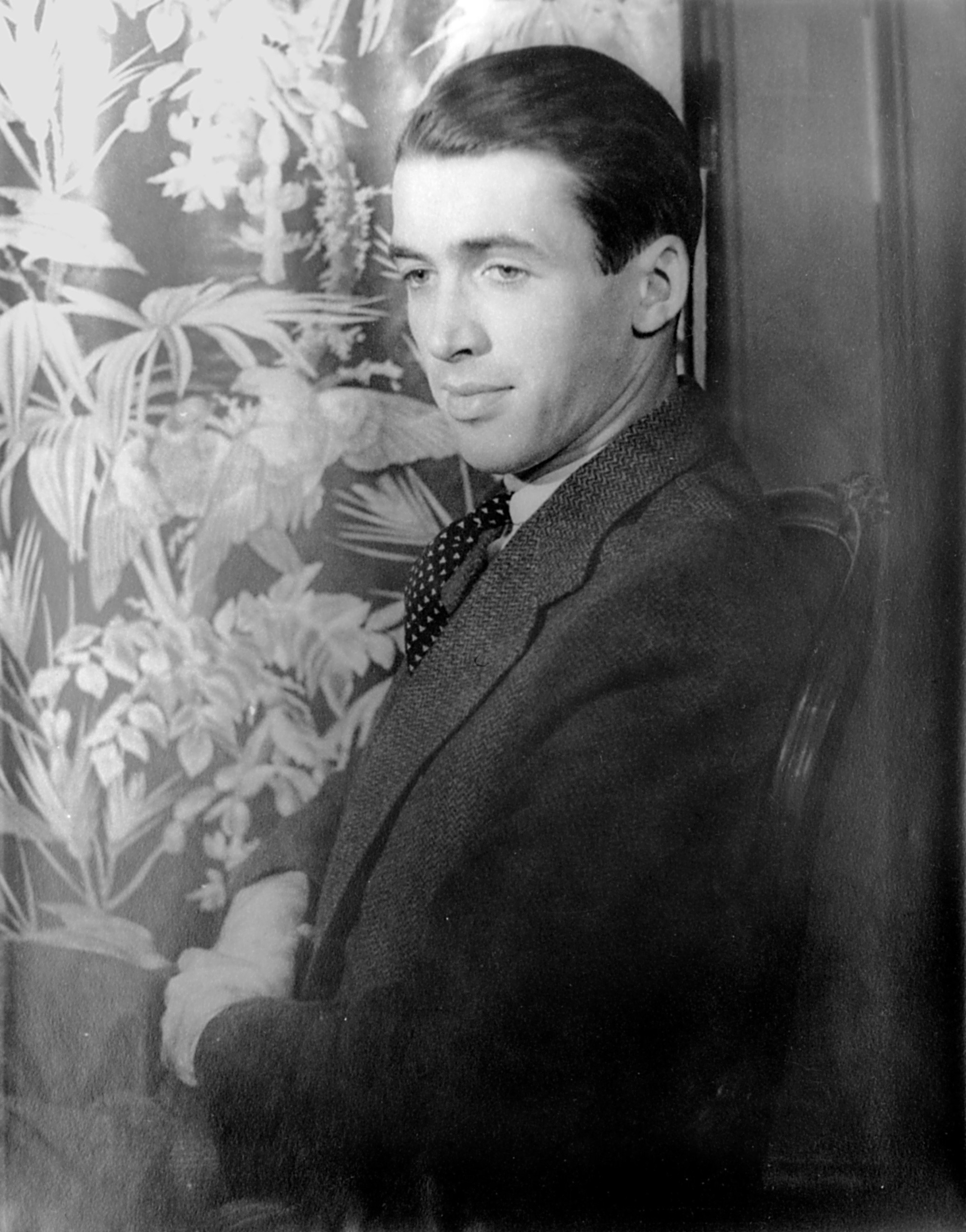 monochrome, young adult, movies, jimmy, black and white, adult, james stewart, beautiful woman, indoors, home interior, 1080P, film, curtain, side view, Phone HD Wallpaper