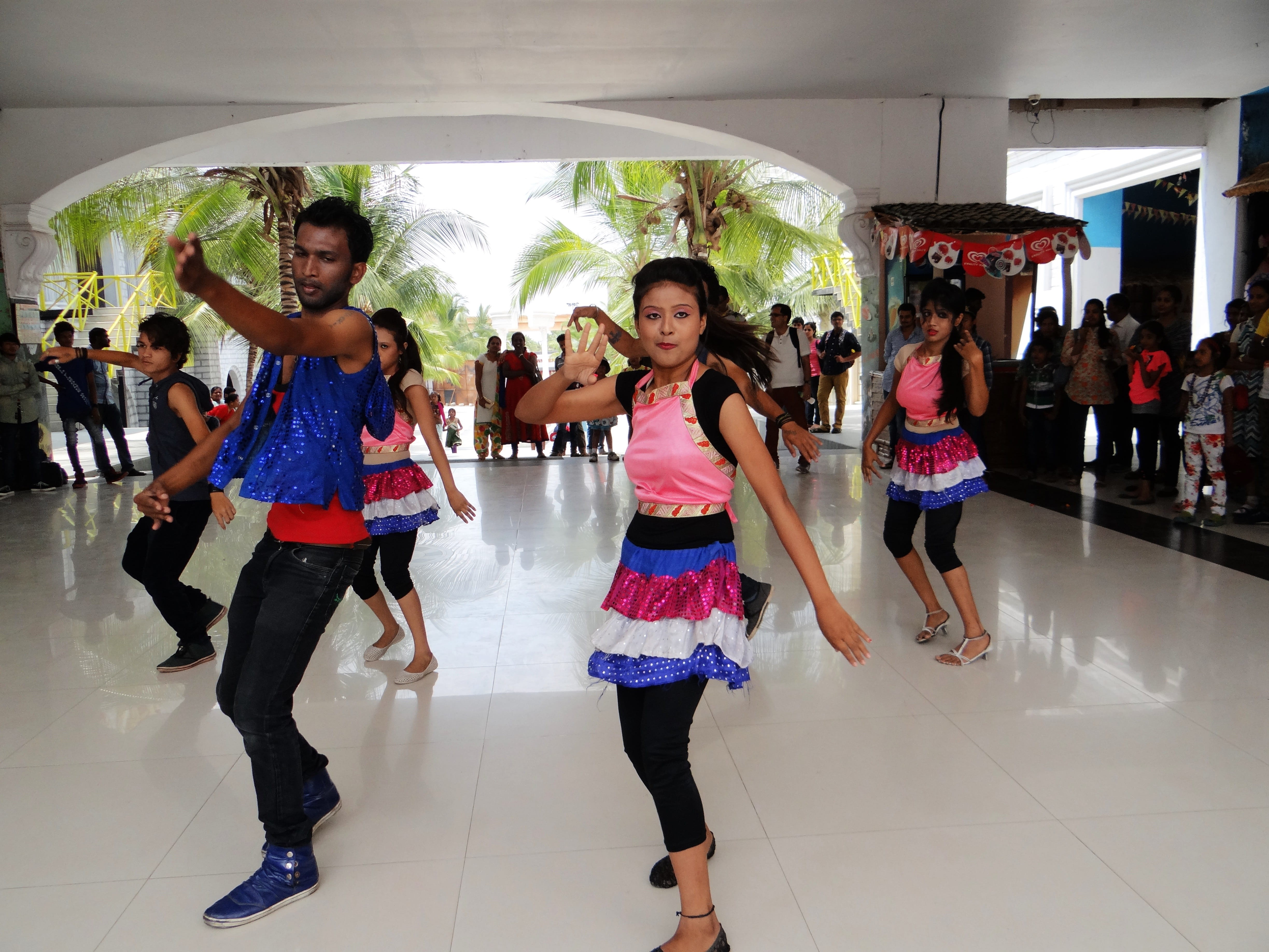 leisure activity, full length, entertainment, happiness, smiling, incidental people, show, emotion, casual clothing, performance, real people, fun, dancing, HD Wallpaper