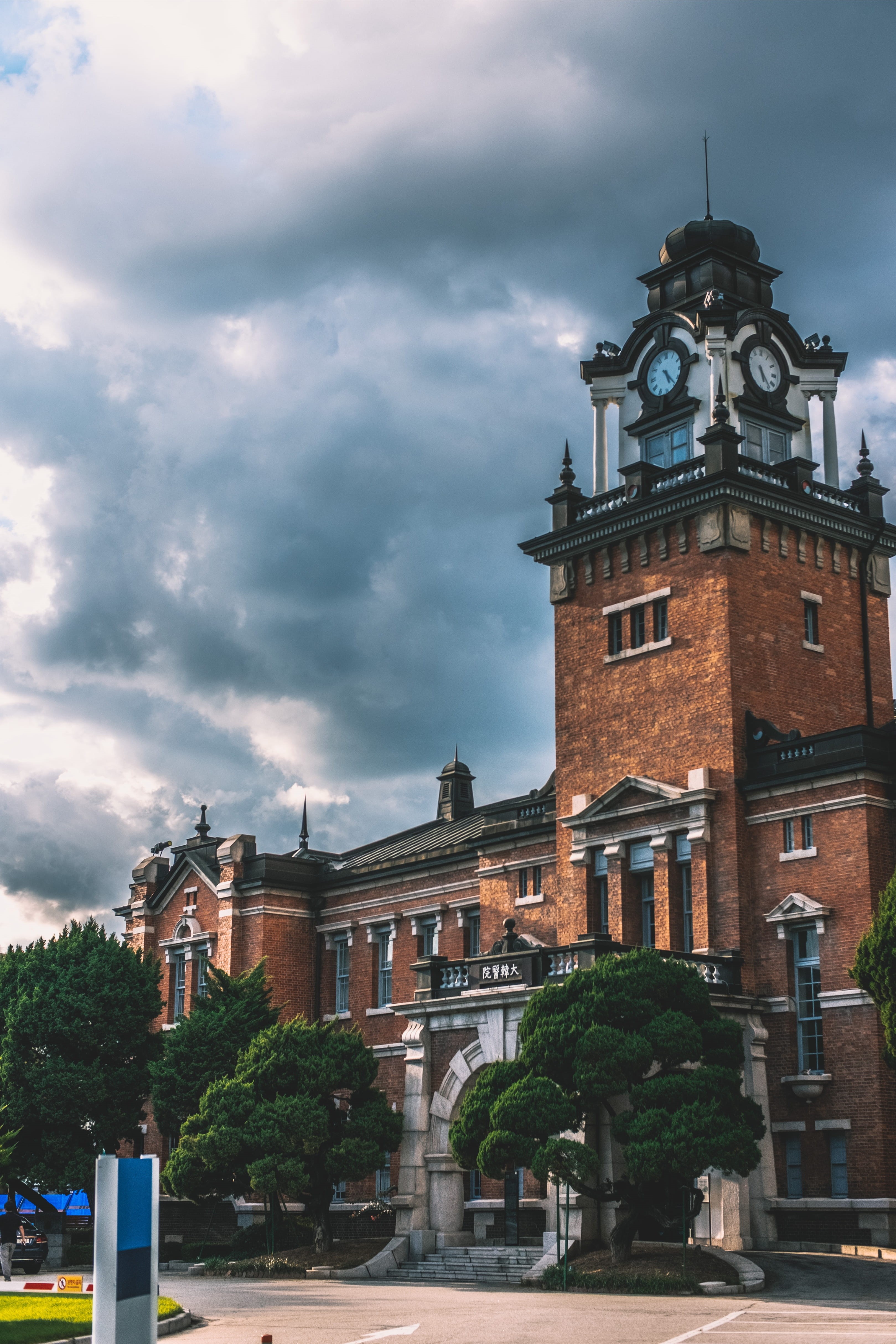 time, cloud - sky, 4K, clock tower, seoul national university hospital, built structure, street, transportation, sky, low angle view, architecture, building, Phone HD Wallpaper