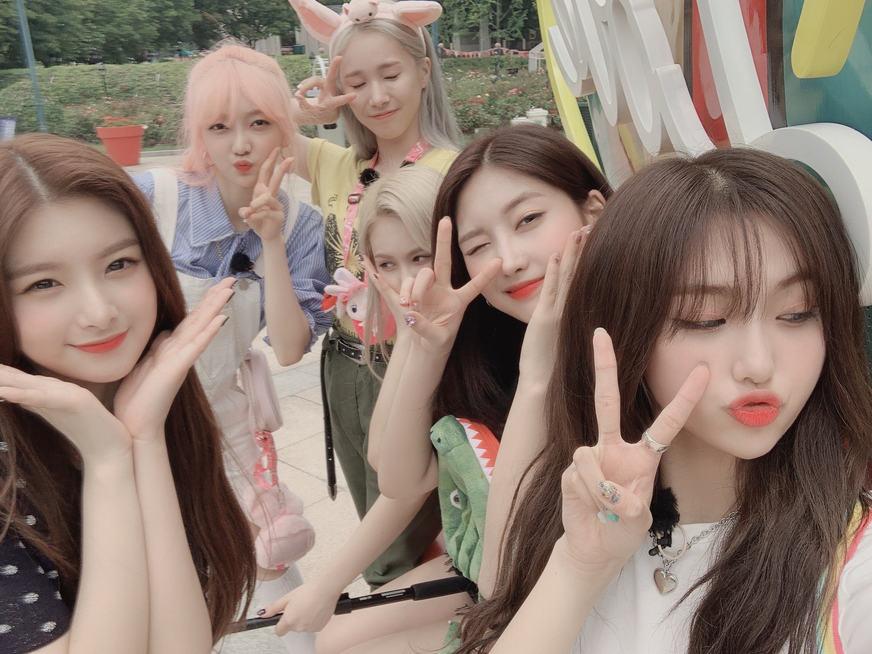 2K, Wang Yiren, Onda (Jo Serim), Sihyeon (Kim Sihyeon), K-pop, E:U (Park Jiwon), Mia (Han Eunji), Aisha (Heo Yoorim), EVERGLOW, South Korea, HD Wallpaper