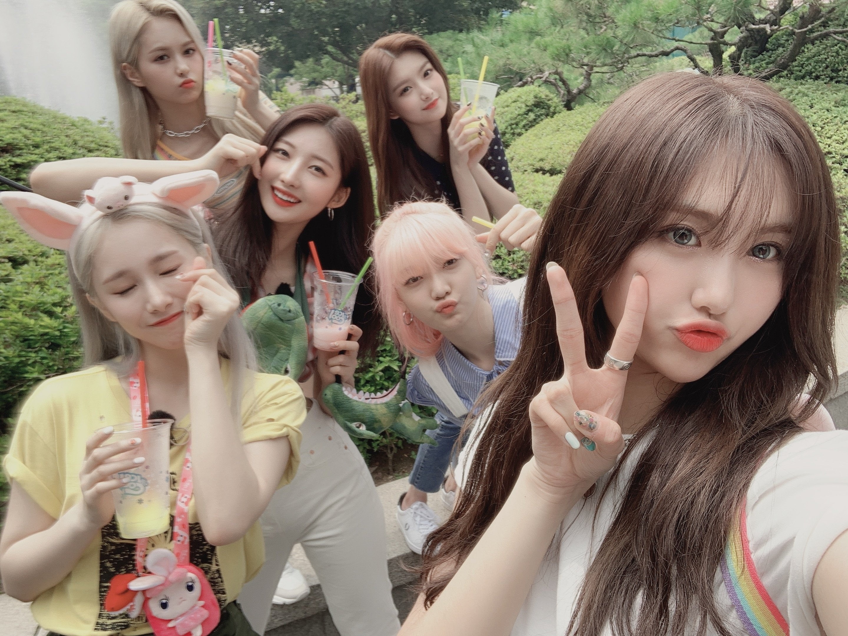 Wang Yiren, Onda (Jo Serim), E:U (Park Jiwon), Sihyeon (Kim Sihyeon), South Korea, K-pop, Aisha (Heo Yoorim), Mia (Han Eunji), 2K, EVERGLOW, HD Wallpaper