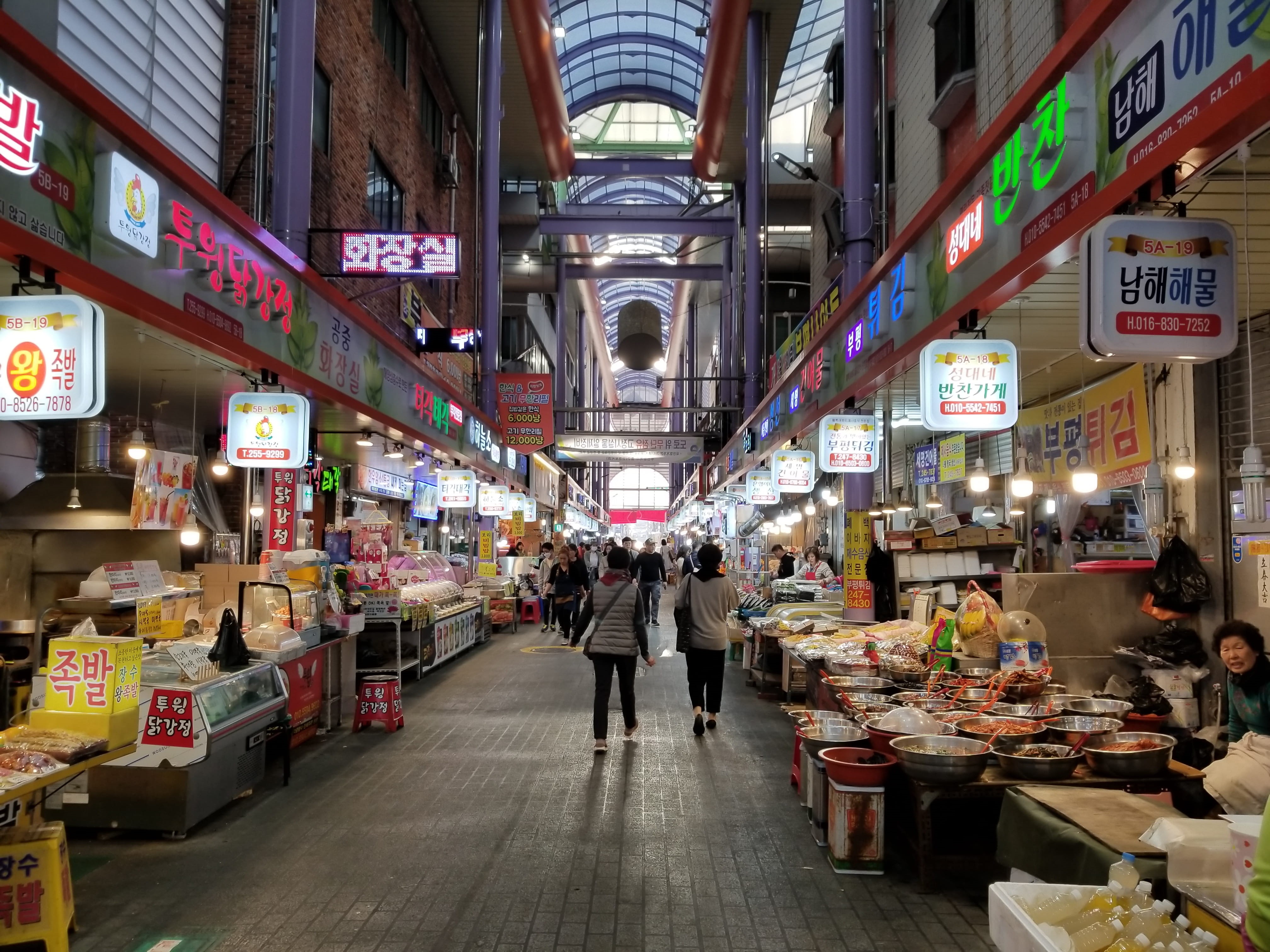 illuminated, south korea, text, men, architecture, retail, built structure, women, city, lifestyles, group of people, adult, non-western script, people, HD Wallpaper