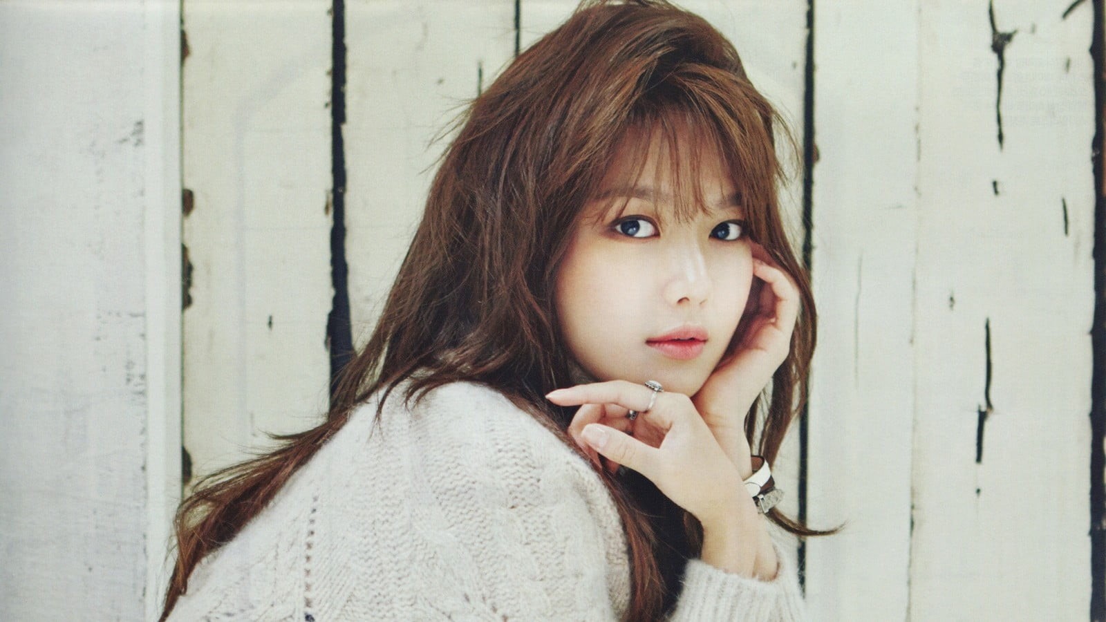 wood - material, SNSD, adult, Sooyoung, looking at camera, front view, portrait, contemplation, bangs, Asian, women, Girls Generation, young women, brown hair, HD Wallpaper