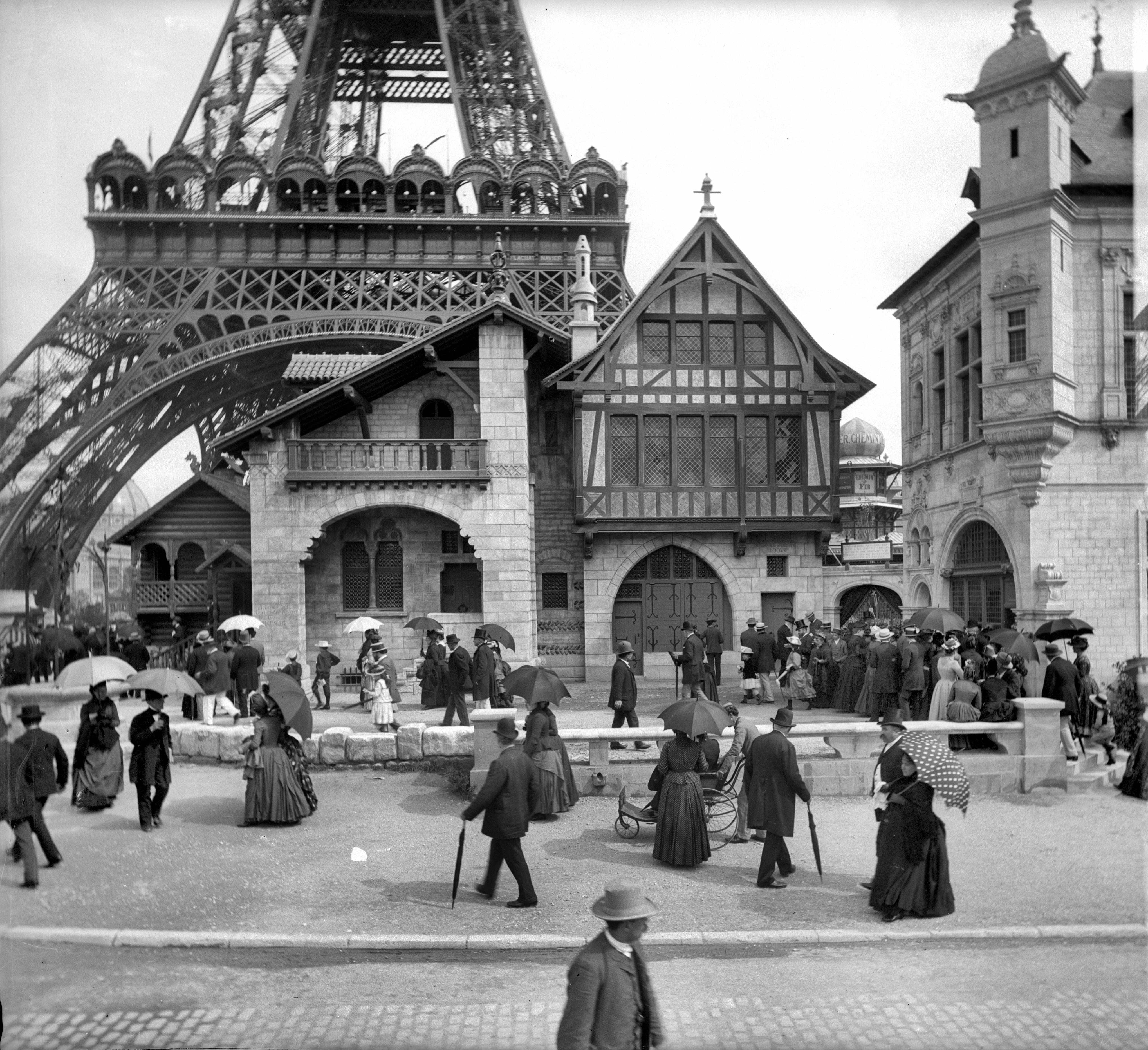 monochrome, building, travel destinations, women, building exterior, street, history, old photos, day, walking, vintage, travel, architecture, exposition, HD Wallpaper