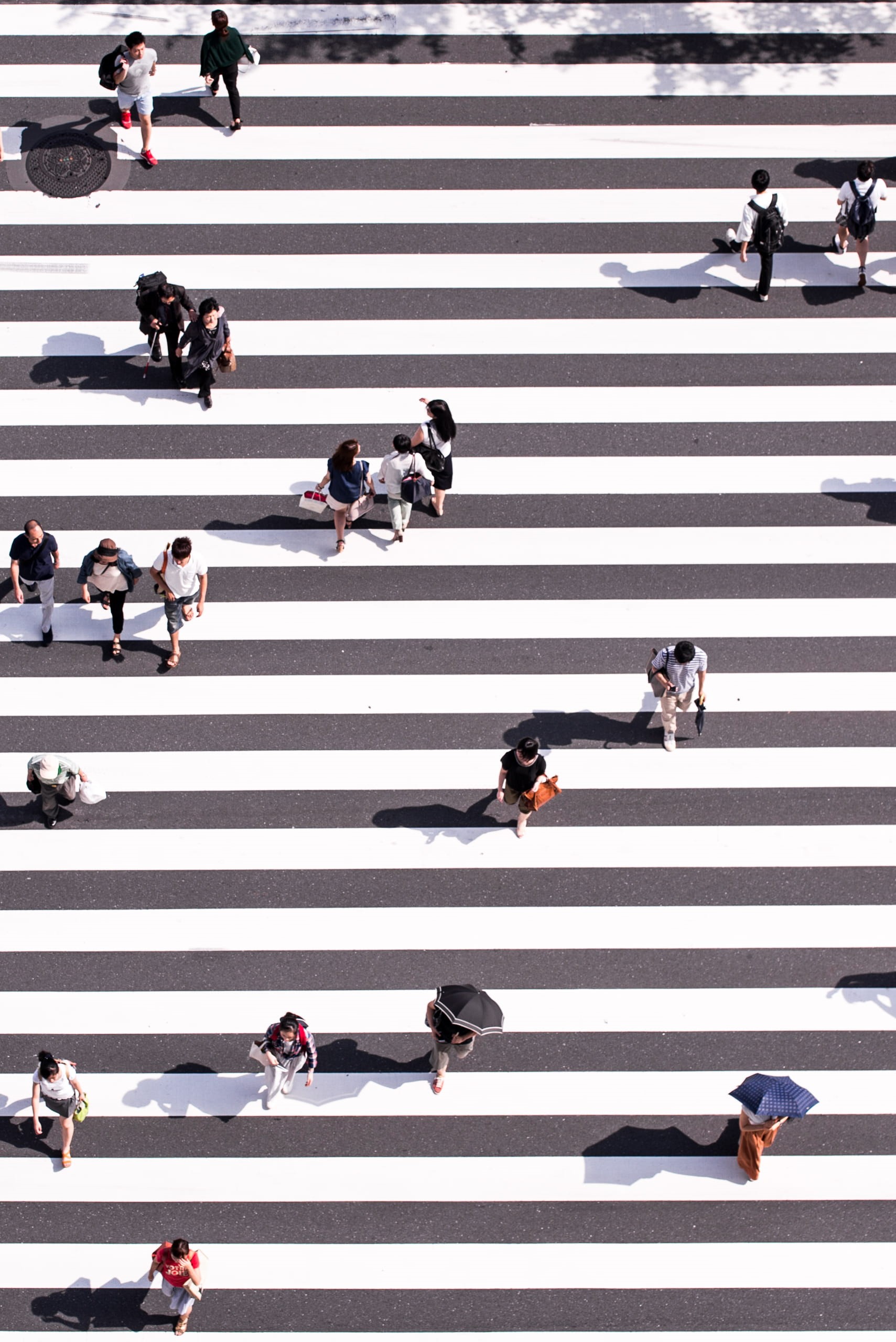 day, photography, road, architecture, 2K, crossing, group of people, people, real people, black and white, busy, pedestrian, city street, aerial, white, Phone HD Wallpaper