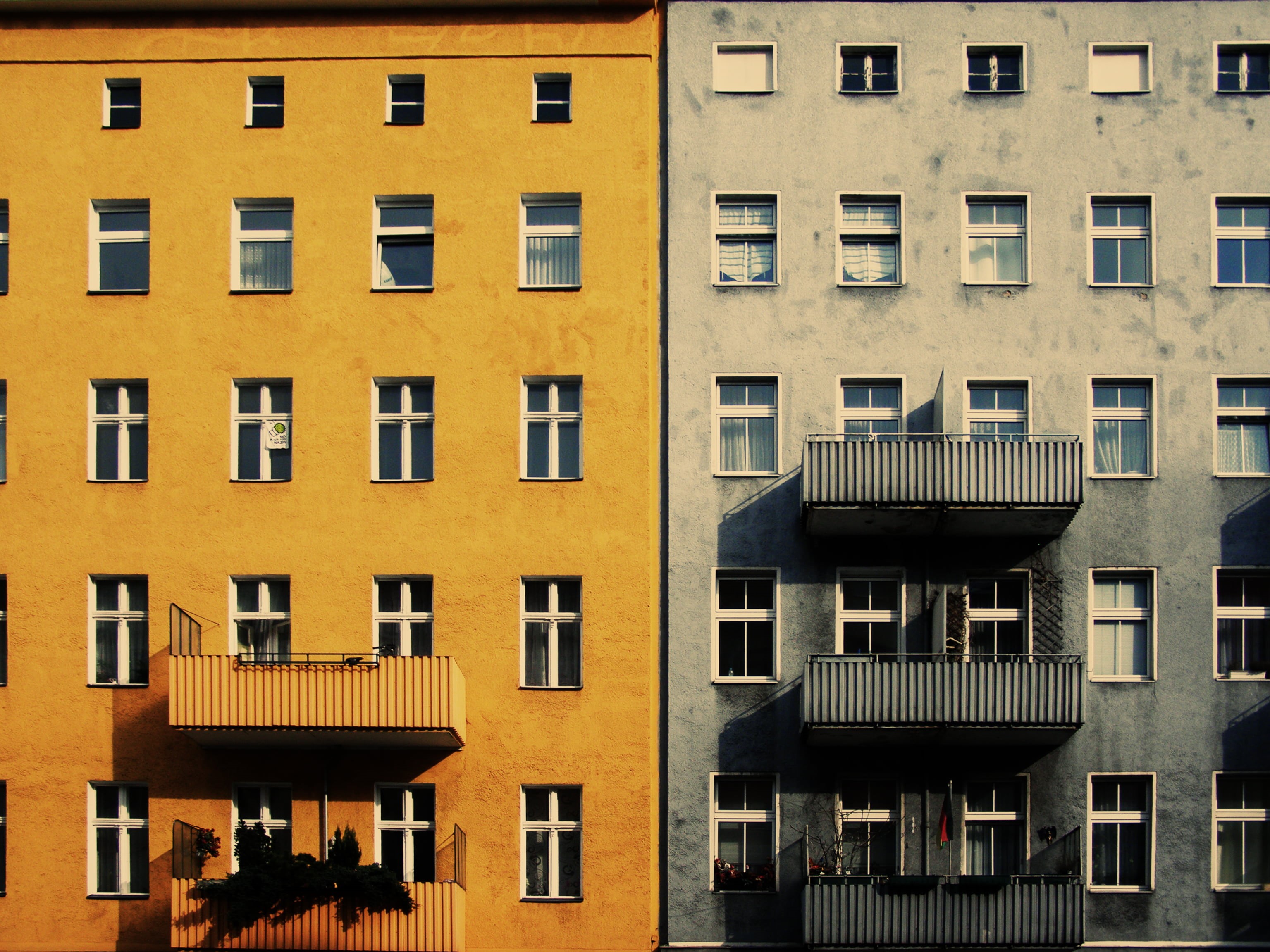 full frame, repetition, concrete, city, apartments, sunlight, houses, window, balcony, apartment, buildings, in a row, luxury, glass - material, city life, HD Wallpaper