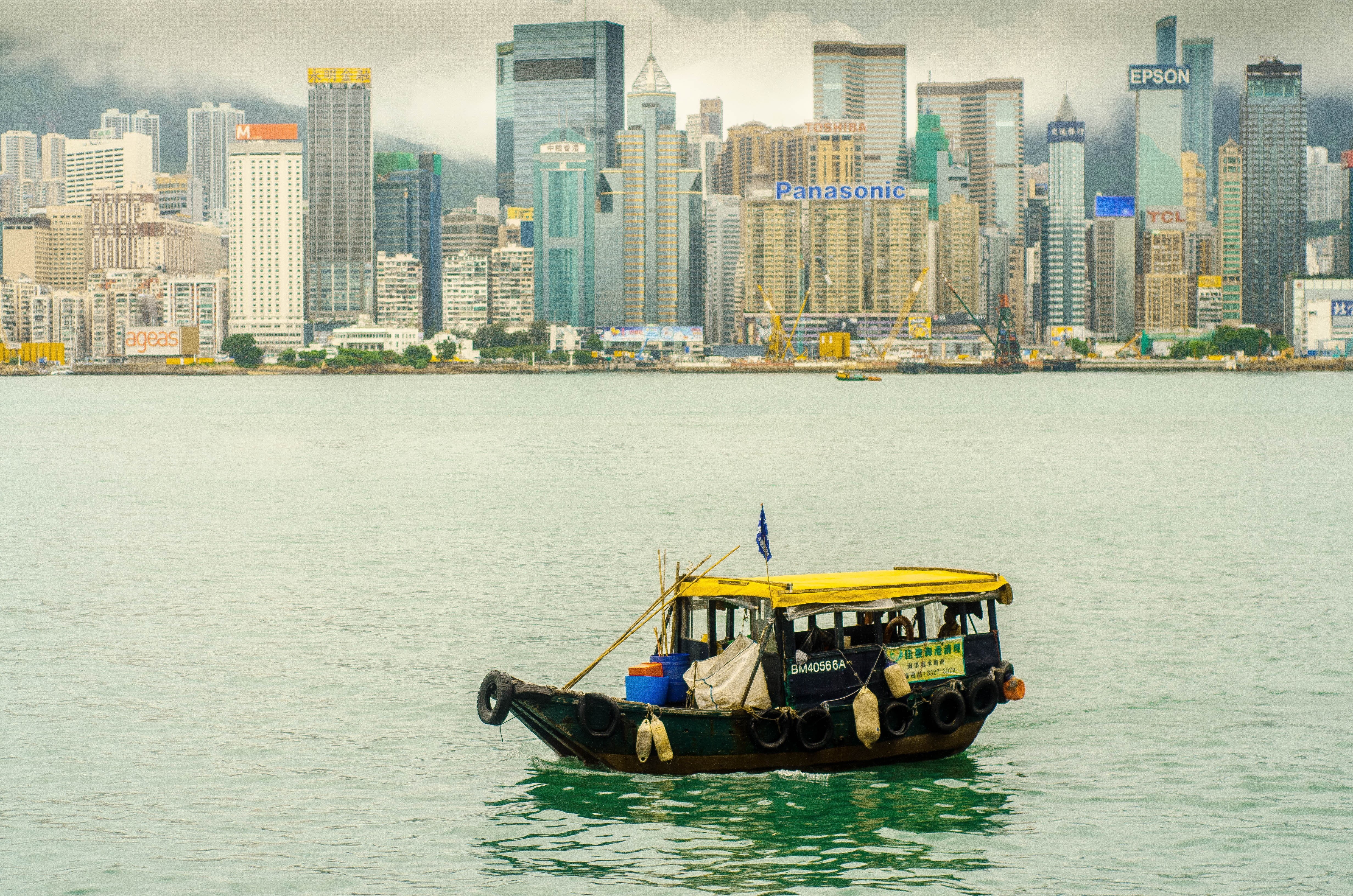 water, mode of transportation, sea, architecture, Hong Kong, transportation, real people, nature, financial district, waterfront, black, building, city, HD Wallpaper