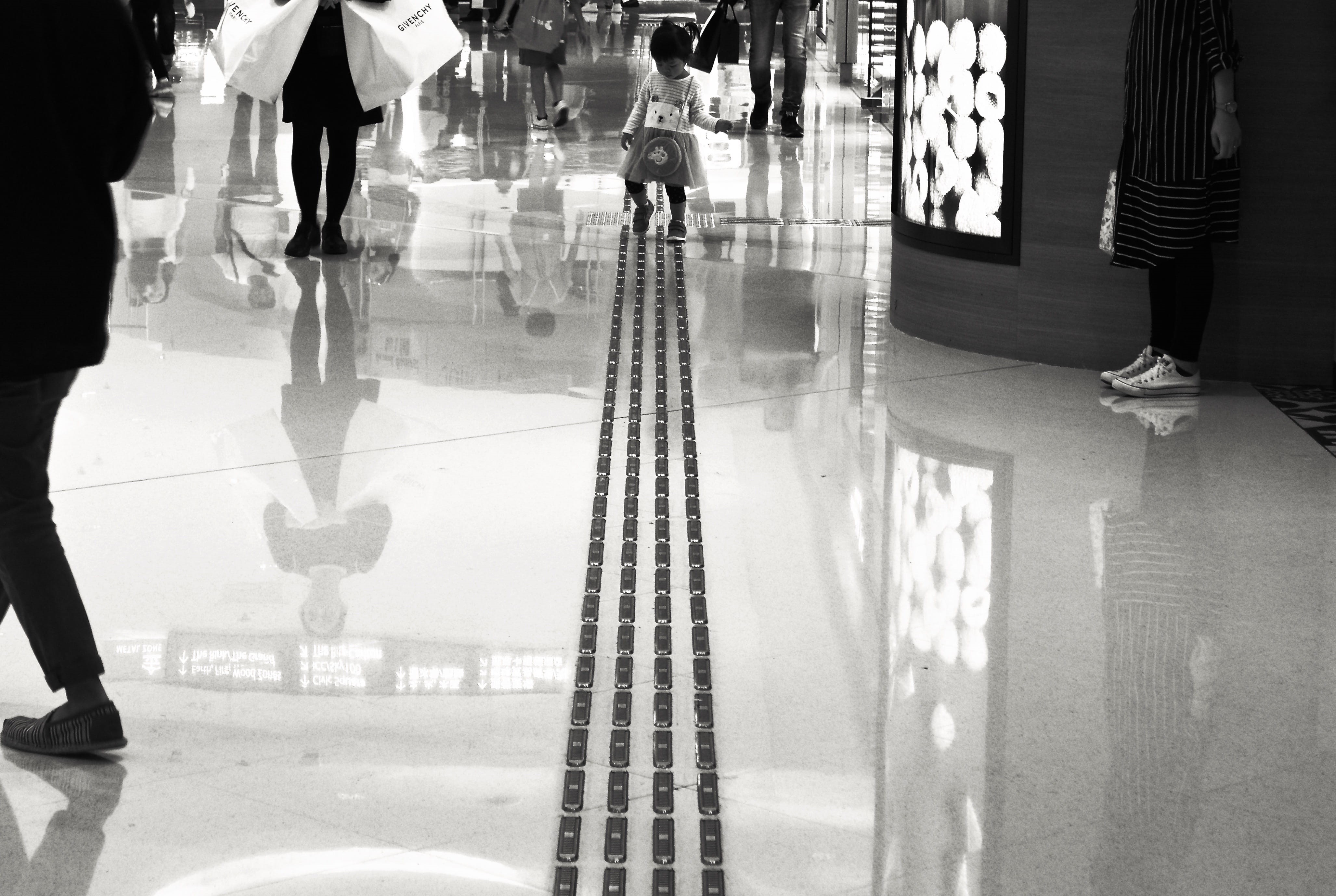 indoors, transparent, leisure activity, men, citylife, b/w, standing, children, waiting, walking, adult, incidental people, flooring, west kowloon, shopping, HD Wallpaper