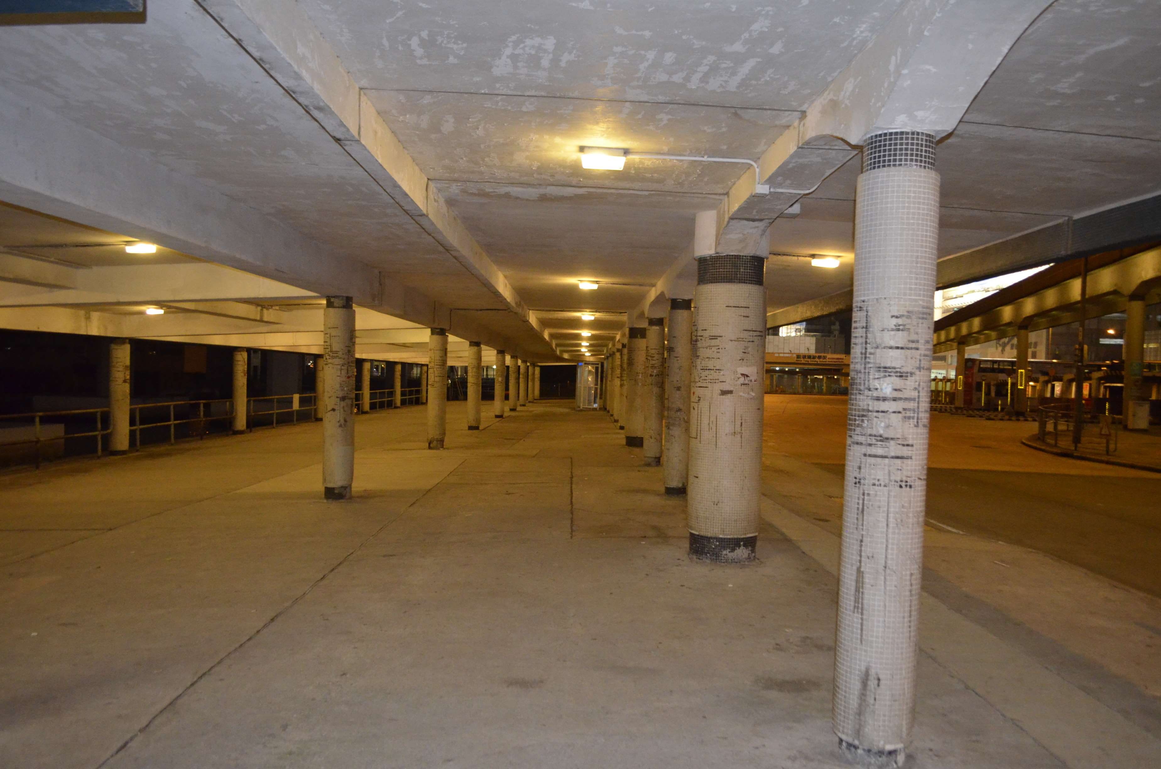 illuminated, concrete, kowloon, electric light, the way forward, in a row, direction, no people, empty, parking lot, architectural column, electricity, HD Wallpaper