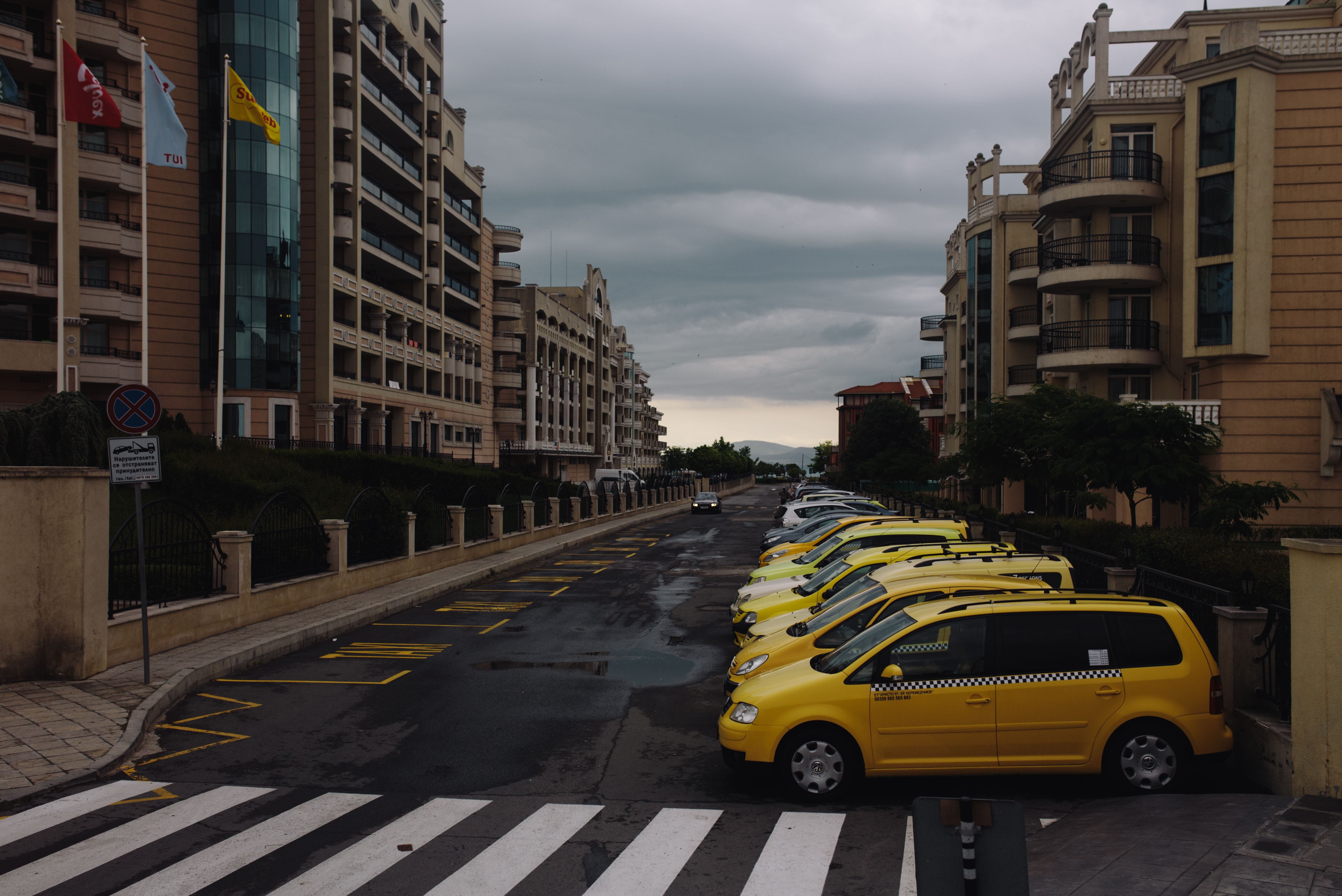incidental people, Parked, travel Locations, taxi, nature, Fare, building Exterior, urban Scene, architecture, day, land vehicle, Waiting, transportation, HD Wallpaper