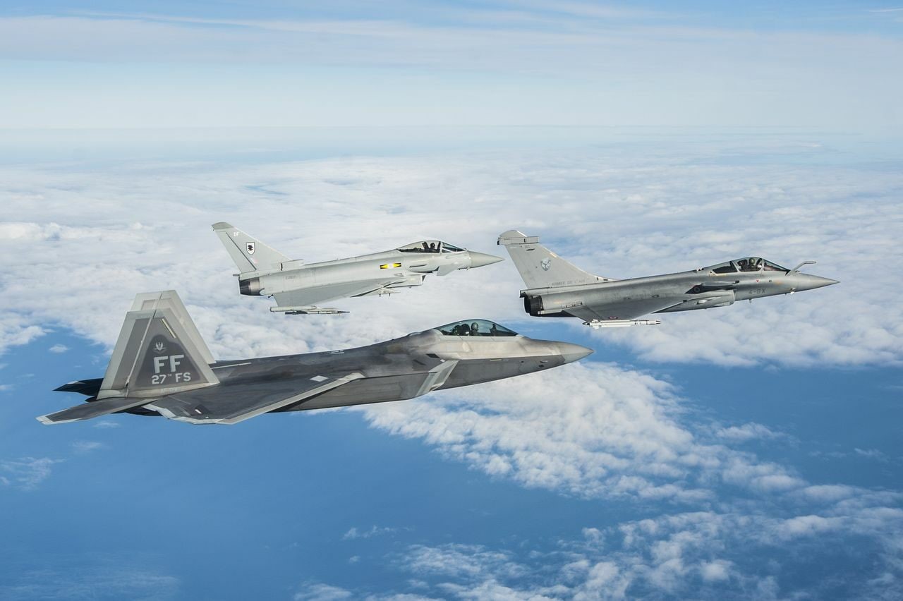 720P, military airplane, flying, blue, Lockheed Martin F-22 Raptor, on the move, Dassault Rafale, day, military, mode of transportation, cloud - sky, no people, HD Wallpaper