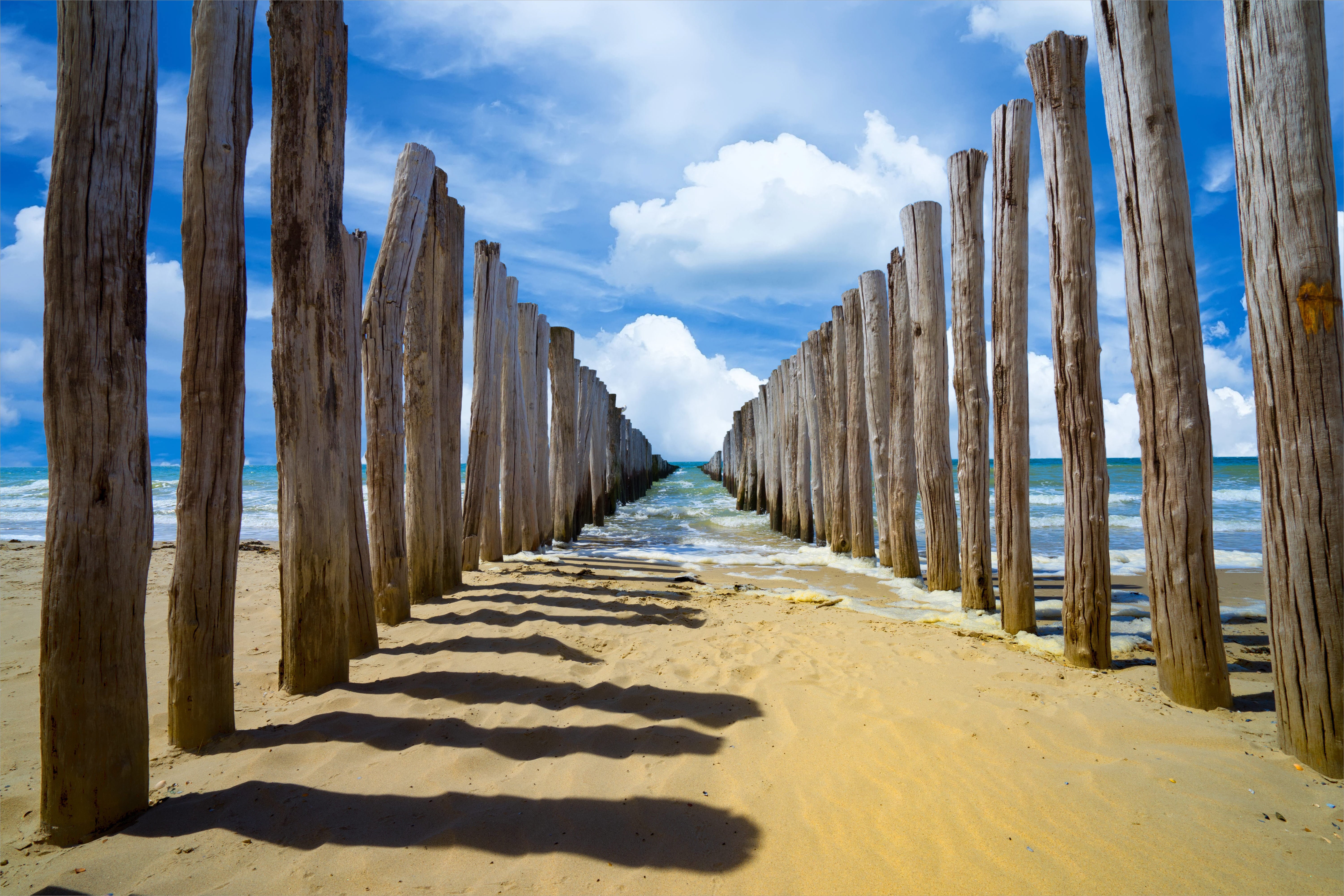 5K, Burgh, F4, Strand, Sony  ILCE-7M2, Illumination, clouds, ocean, nature, OSS, brown, fence, Netherlands, beach, coastline, stakes, FE, sand beach, Sony Alpha 7, HD Wallpaper