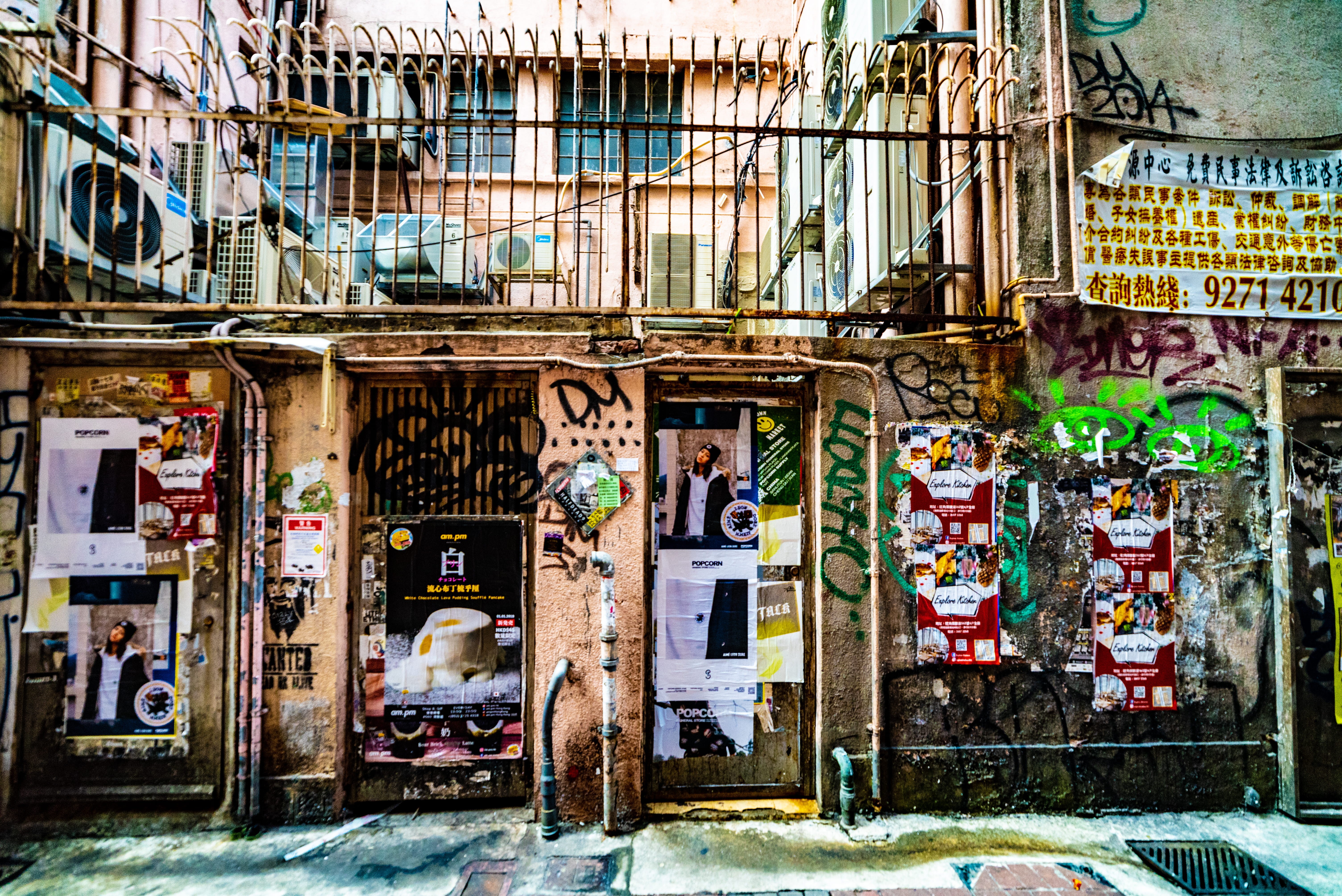 spoke, old, business, pavement, art and craft, building, hong kong, wall, no people, dytime, graffit, human representation, art, city, day, graffiti, color, HD Wallpaper