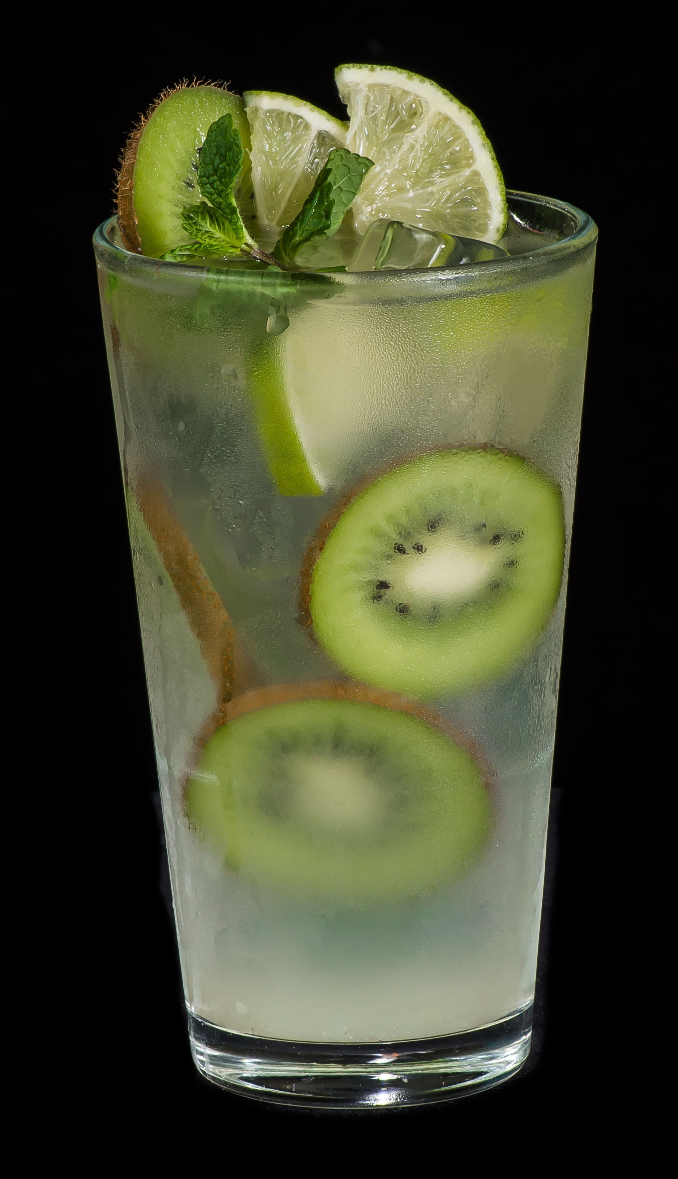 drinking glass, rum, drink, tonic water, no people, citrus fruit, studio shot, mint leaf - culinary, kiwi, cold temperature, fruit, lime, ice, slice, alcohol, Phone HD Wallpaper