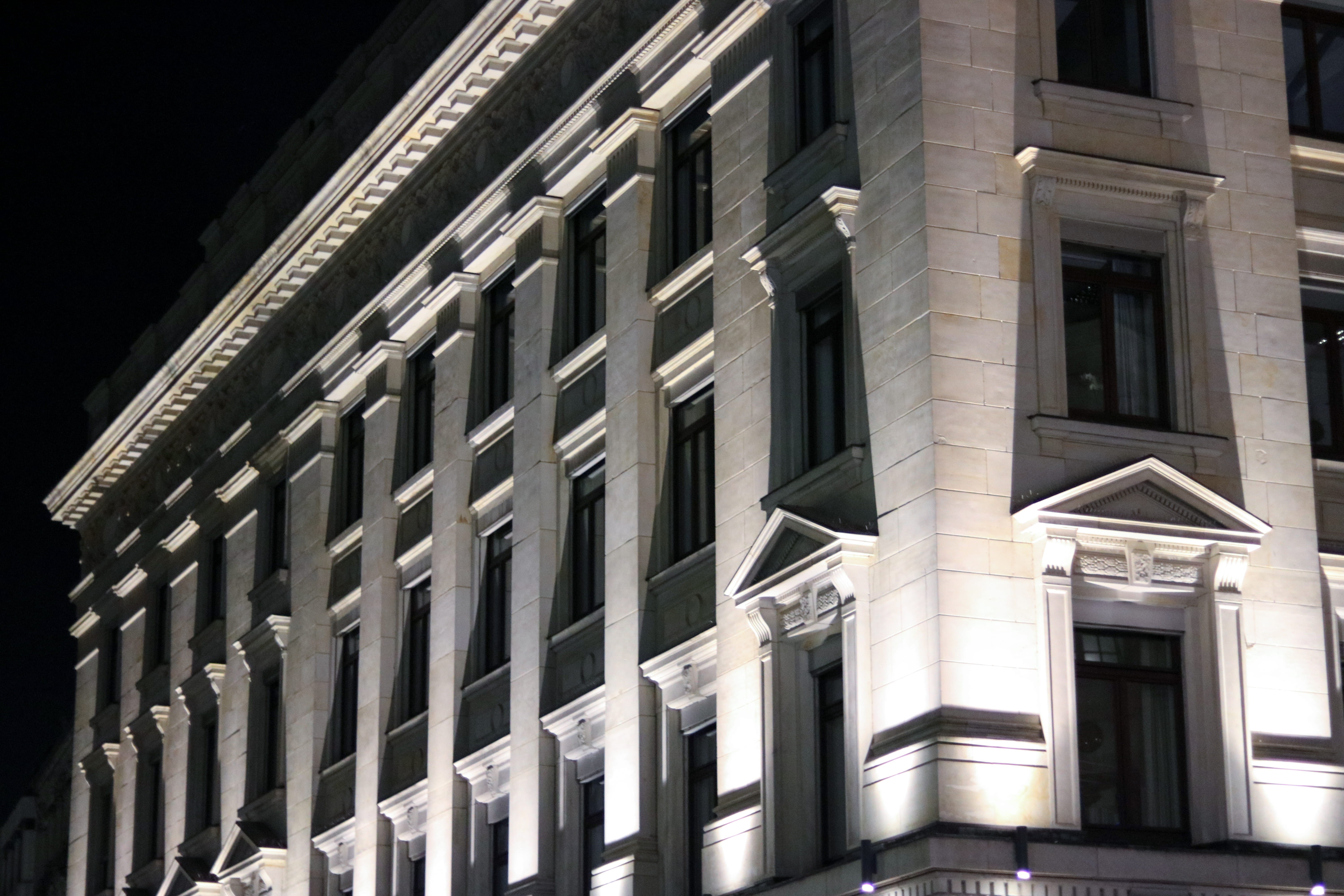 structure, nighttime, full frame, urban, sunlight, apartment, antique, bigcity, low angle view, germany, dark, nightlights, nature, repetition, architecture, HD Wallpaper