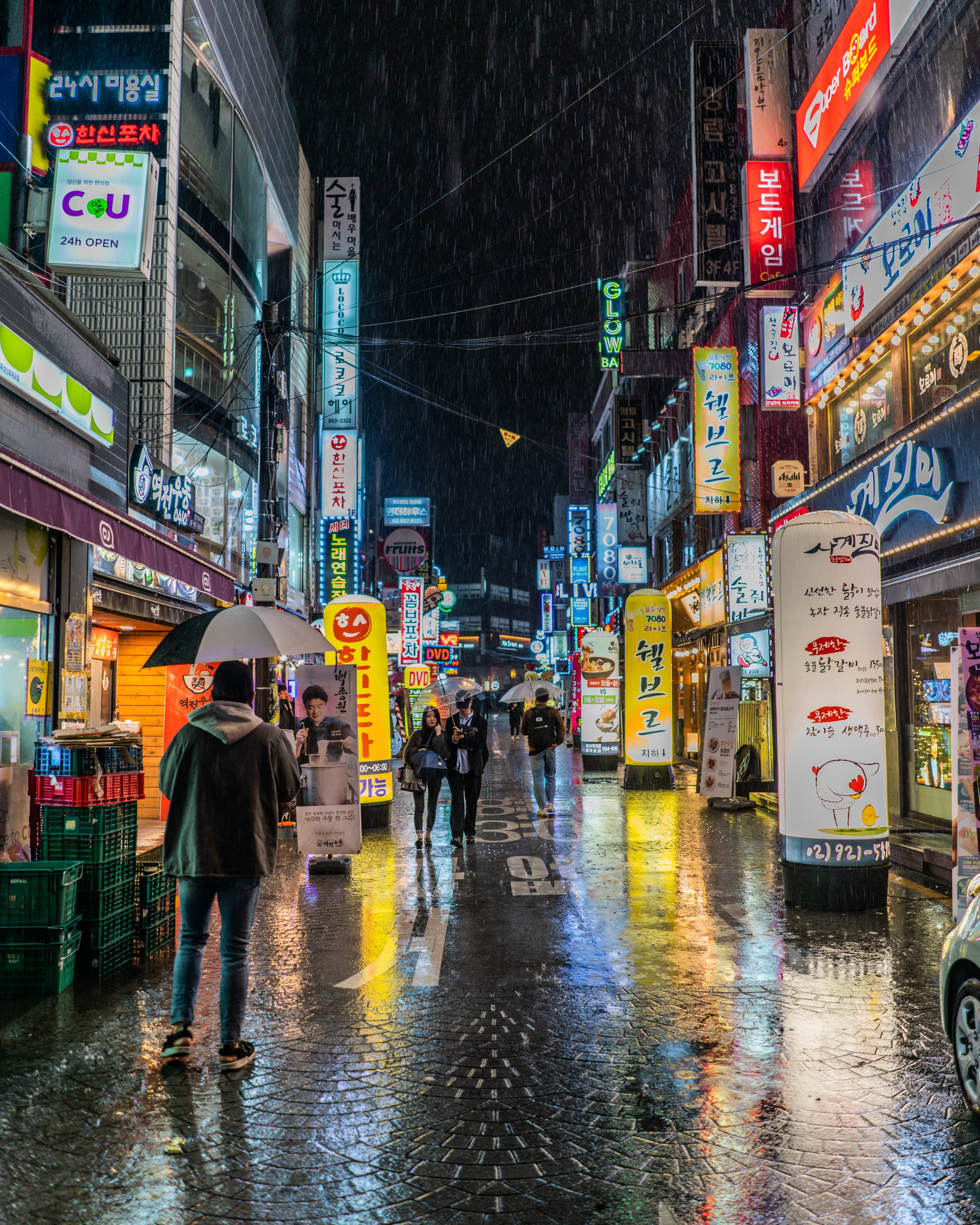 tourists, seoul, building exterior, person, real people, people, holding, neon sign, weather, black, city, town, wet, rain, sign, nightlife, restaurant, Phone HD Wallpaper