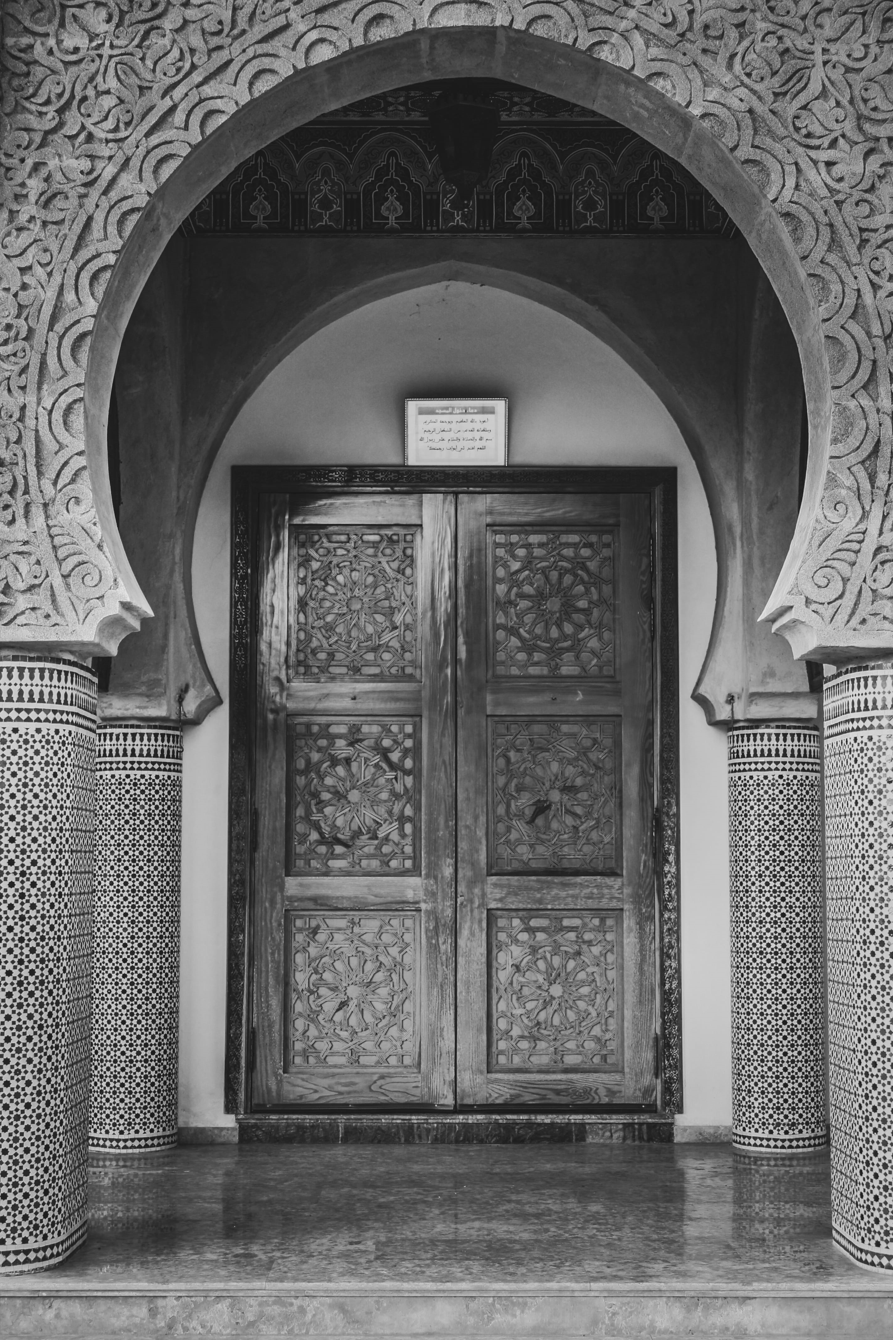 building, history, craft, ornate, the past, exterior, white and black, closed, 4K, security, entrance, doorway, arch, no people, engineering, architectural column, Phone HD Wallpaper