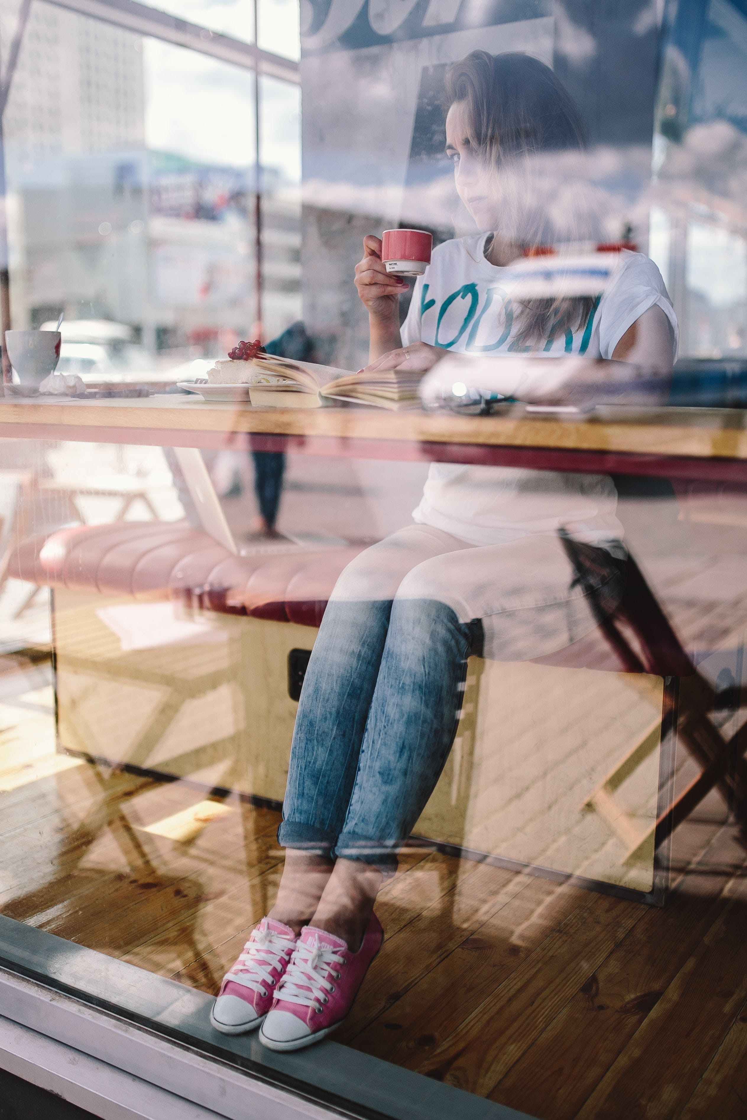 transparent, cafeteria, girls, caucasian, table, urban Scene, shop, reflection, women, adult, cafe, young, females, glass - material, 2K, lifestyles, leisure activity, Phone HD Wallpaper