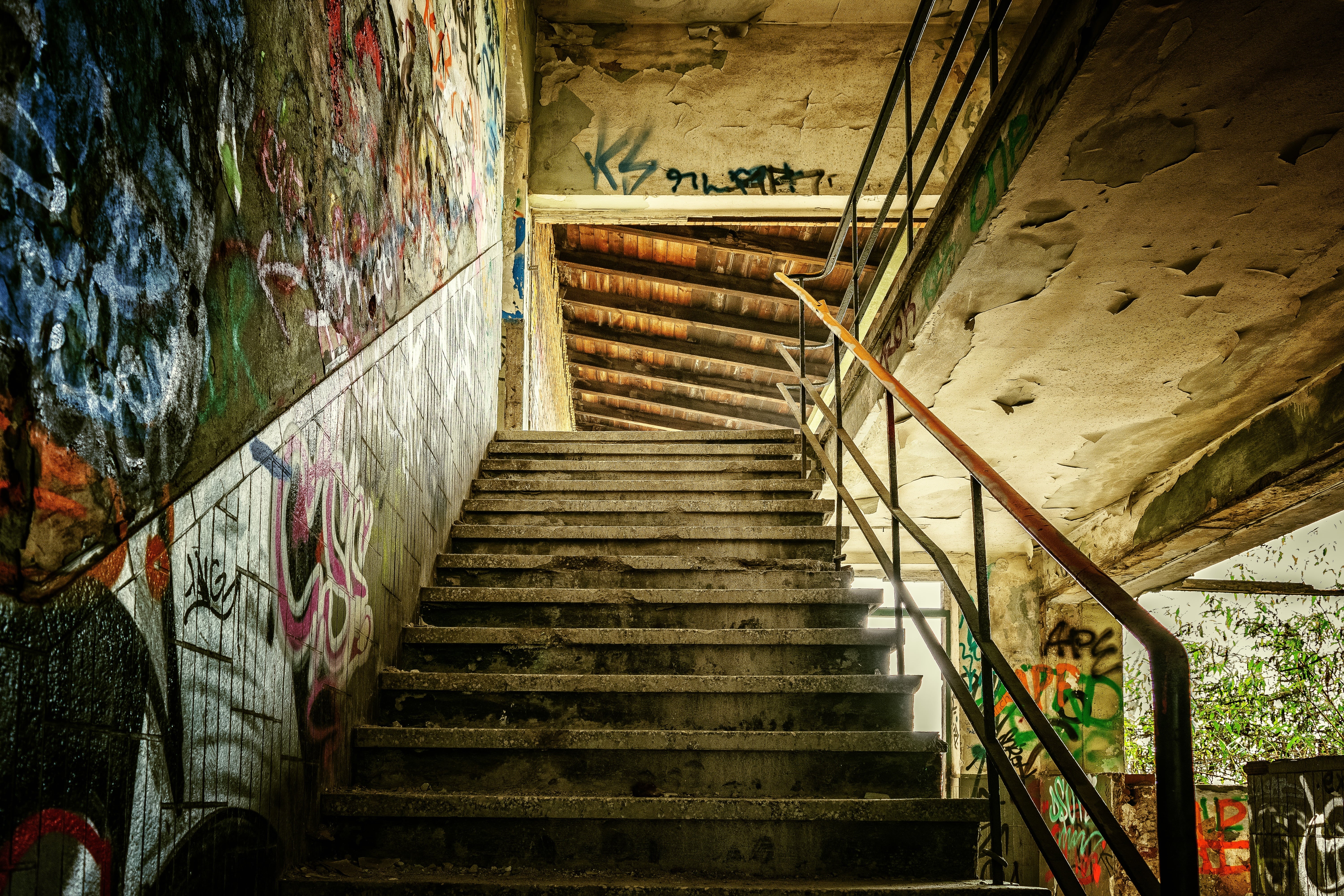 graffiti, direction, day, architecture, high angle view, damaged, the way forward, concrete, gradually, ailing, ruined, 5K, indoors, leave, decay, basement, HD Wallpaper