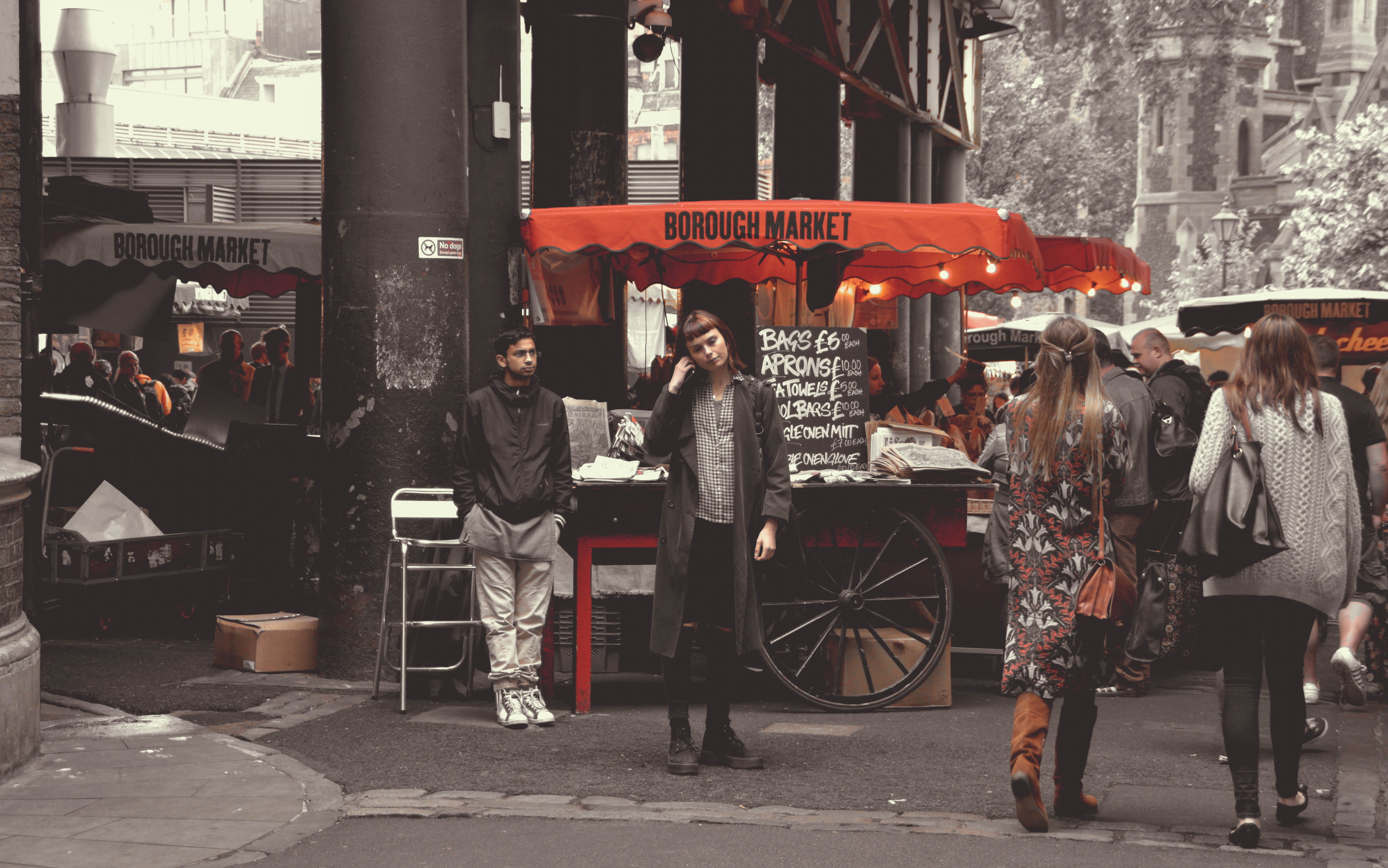 non-western script, wheel, kiosk, transportation, pedestrian, women, people, architecture, winter, england, city life, clothing, shoe, city, script, lifestyles, HD Wallpaper