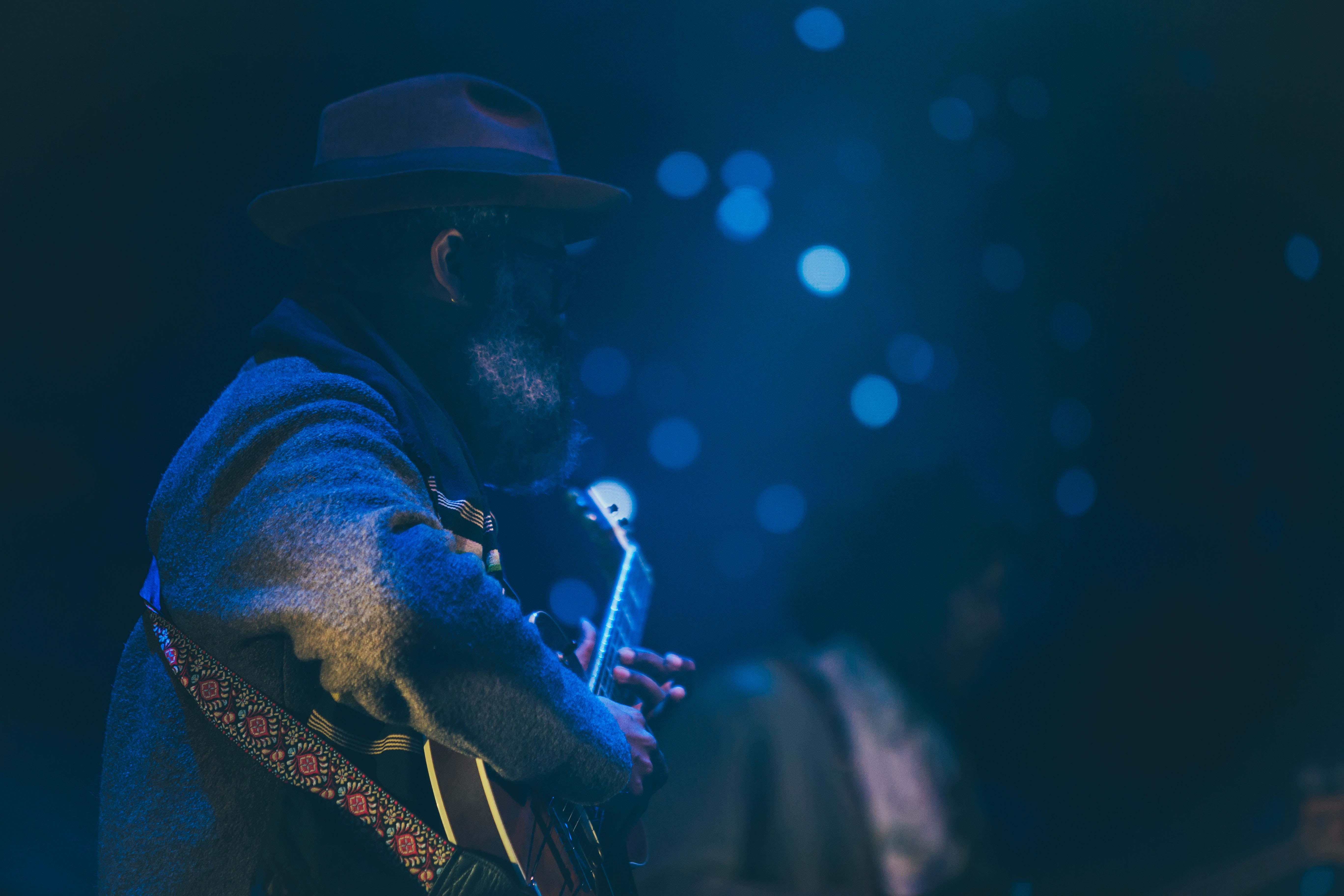 focus on foreground, beard, side view, people, man, waist up, elderly, looking, concert, music, adult, bokeh, men, room, outdoors, real people, musician, HD Wallpaper