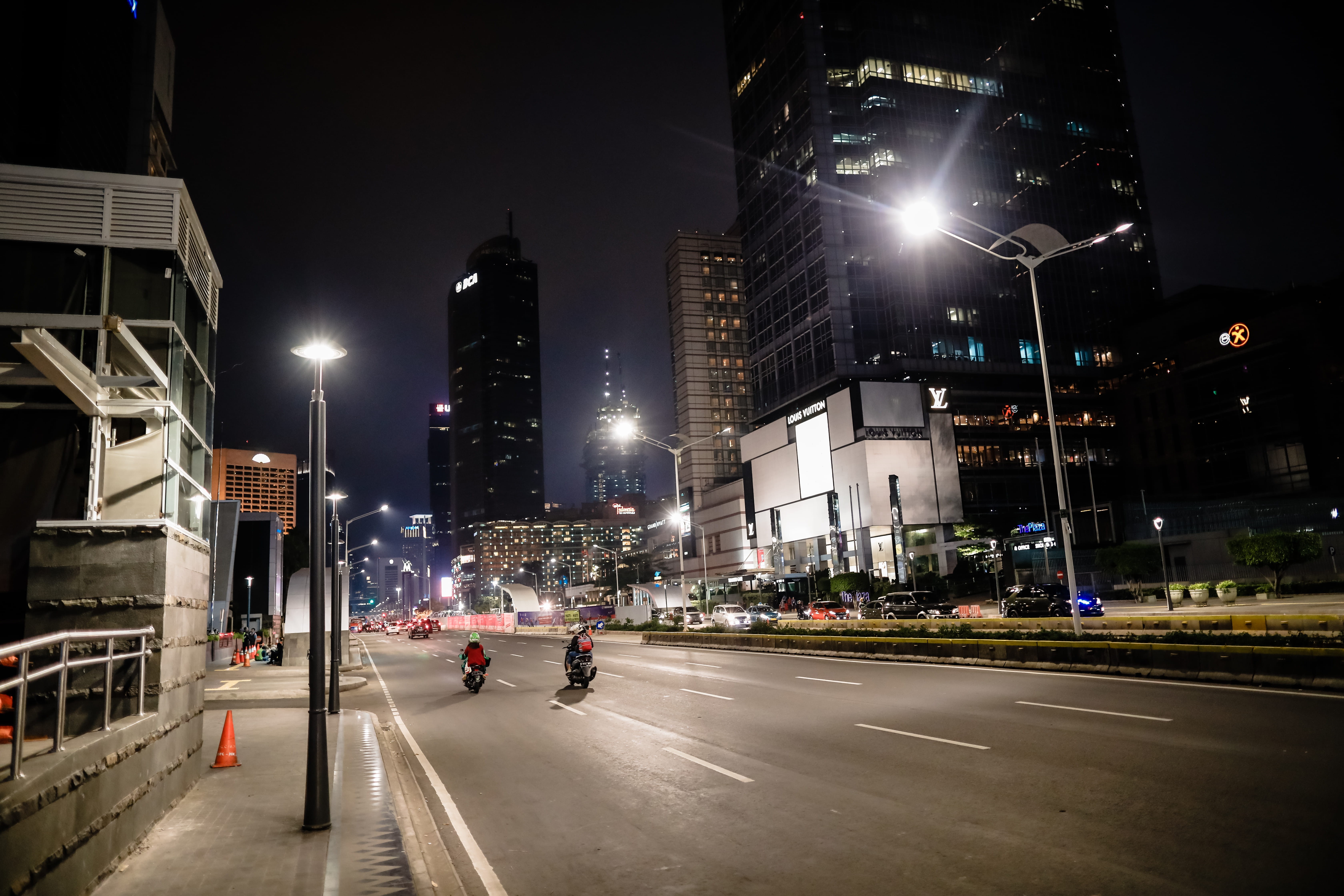 built structure, architecture, building, illuminated, outdoors, transportation, marking, traffic, city, land vehicle, office building exterior, skyscraper, HD Wallpaper