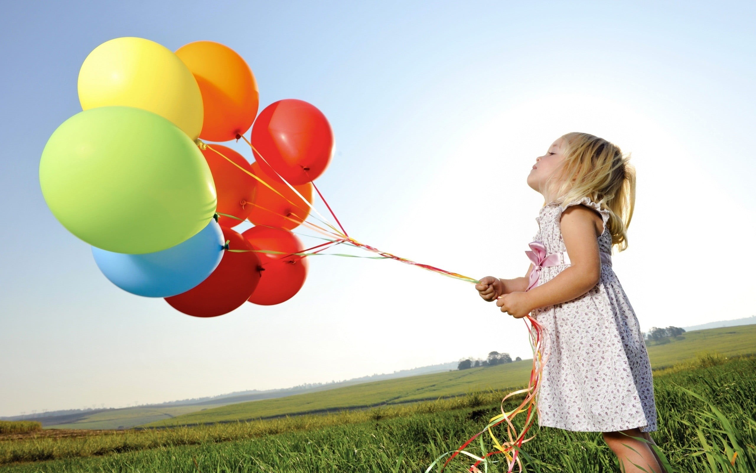 2K, freedom, hair, leisure activity, women, girl, white, field, fun, hairstyle, innocence, nature, outdoors, casual clothing, color, dress, balloon, colorful, HD Wallpaper