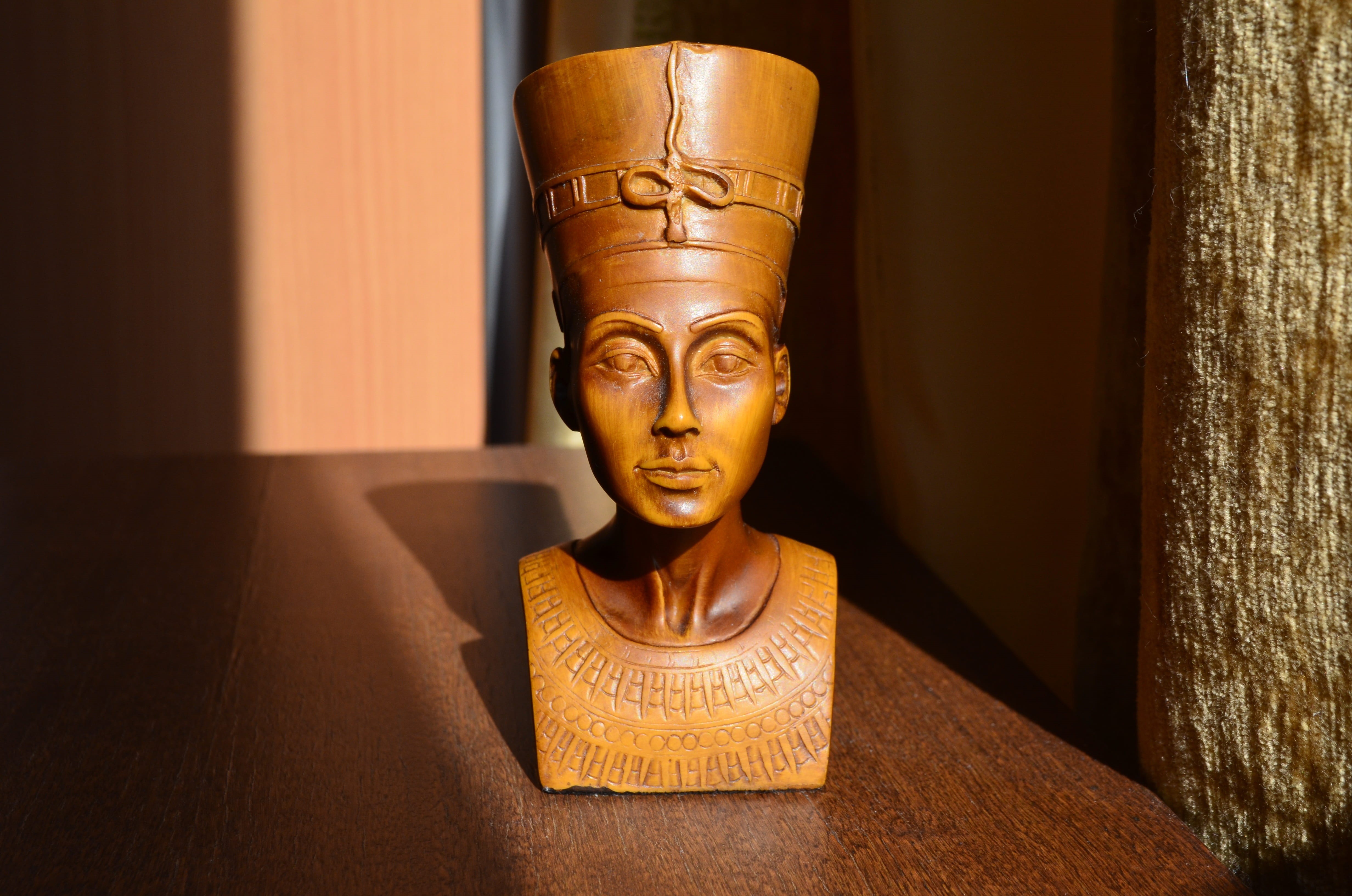 ornate, no people, closeup, male likeness, wood - material, close-up, photo, art and craft, table, human representation, religion, egyptian, nefertiti, HD Wallpaper