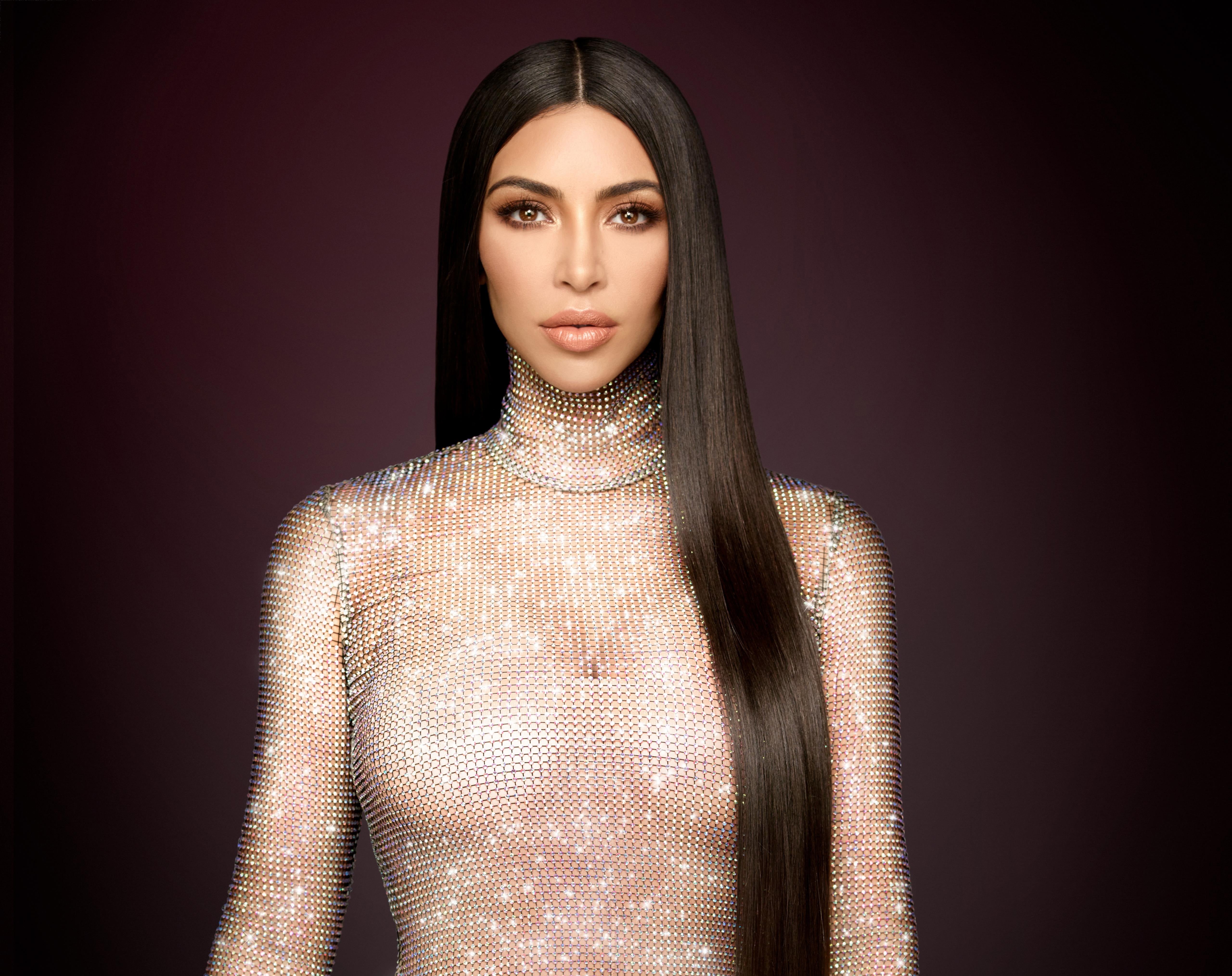 5K, luxury, jewelry, hd, fashion, women, hairstyle, brown hair, indoors, young adult, glamour, young women, kim kardashian, shiny, black background, keeping up with the kardashians, HD Wallpaper