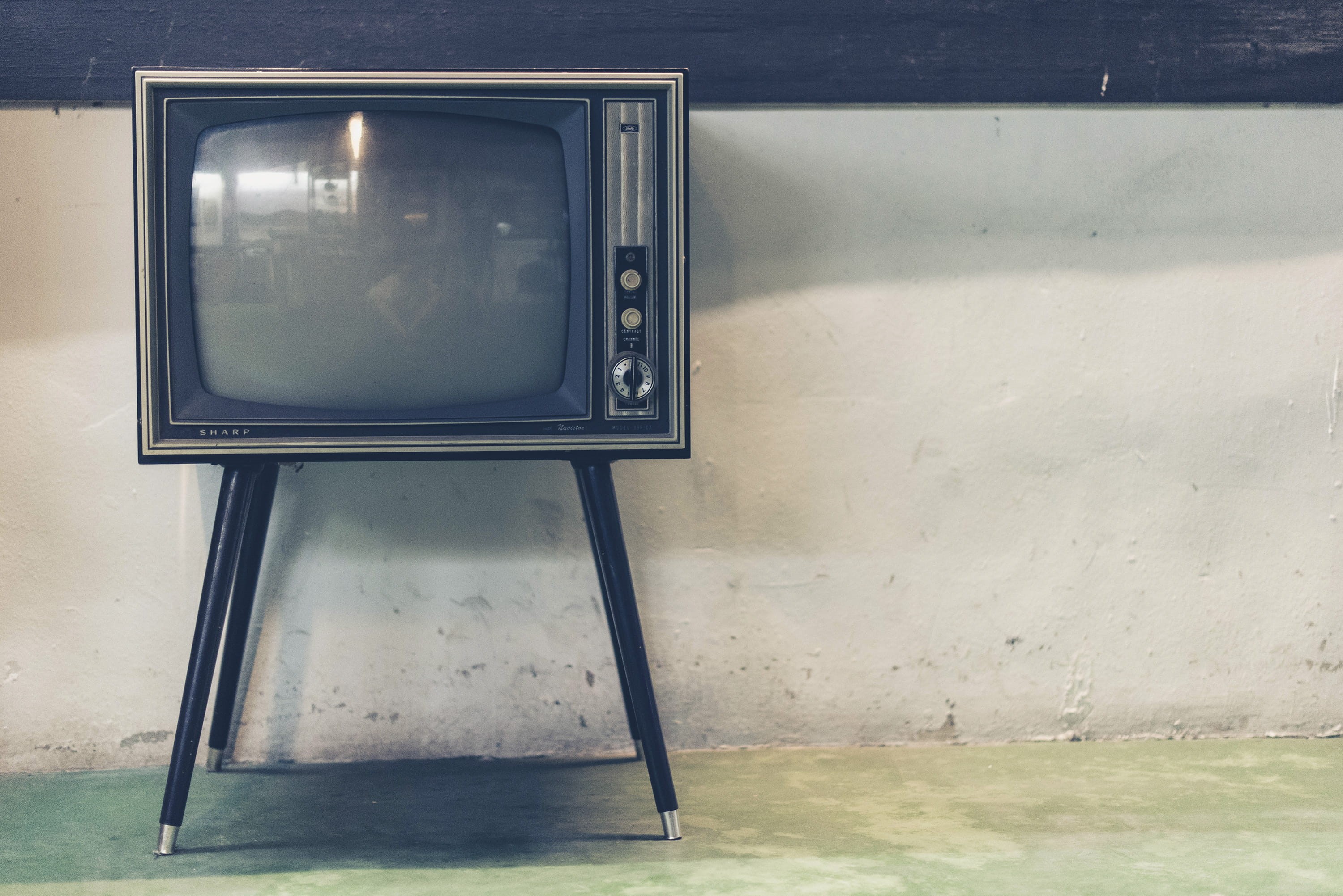 wall - building feature, television set, old, communication, technology, television, watching tv, day, 2K, retro styled, television industry, arts culture and entertainment, HD Wallpaper