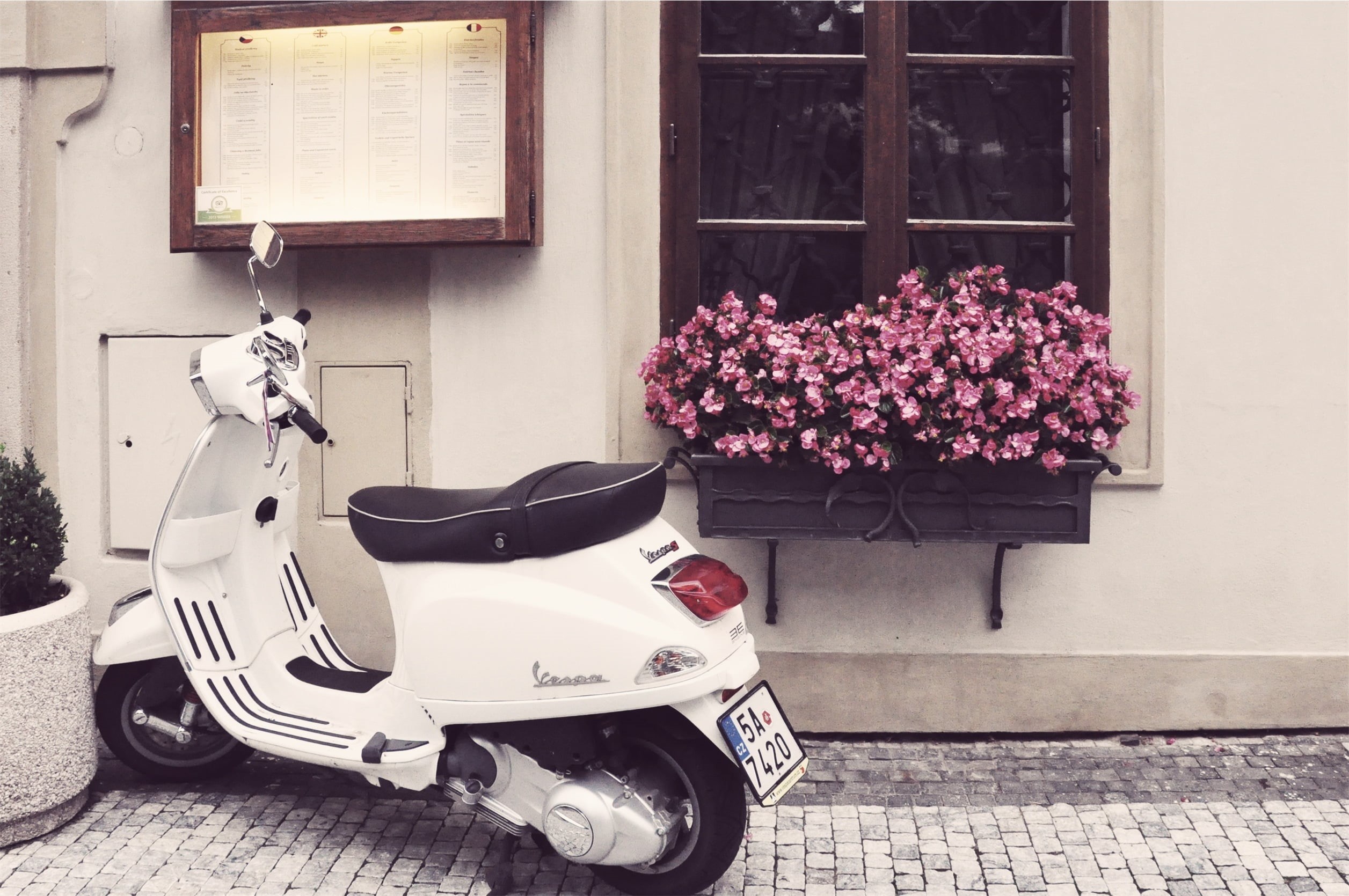 mode of Transport, italy, classic, flowering plant, europe, automatic, building exterior, sidewalk, black, built structure, street, plant, elegance, town, HD Wallpaper