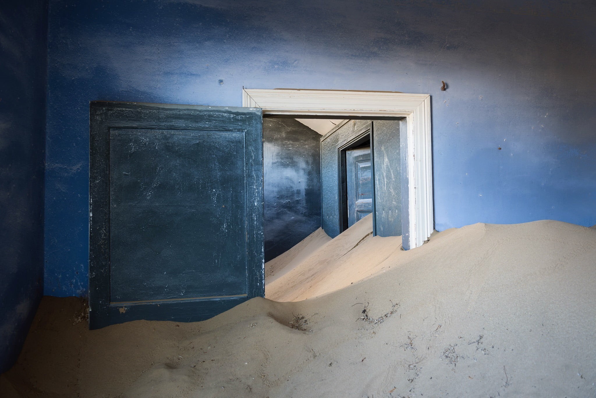 entrance, mattress, sand, room, day, bed, architecture, building, blue, open, old, doorway, abandoned, wood - material, domestic room, indoors, brown, door, HD Wallpaper