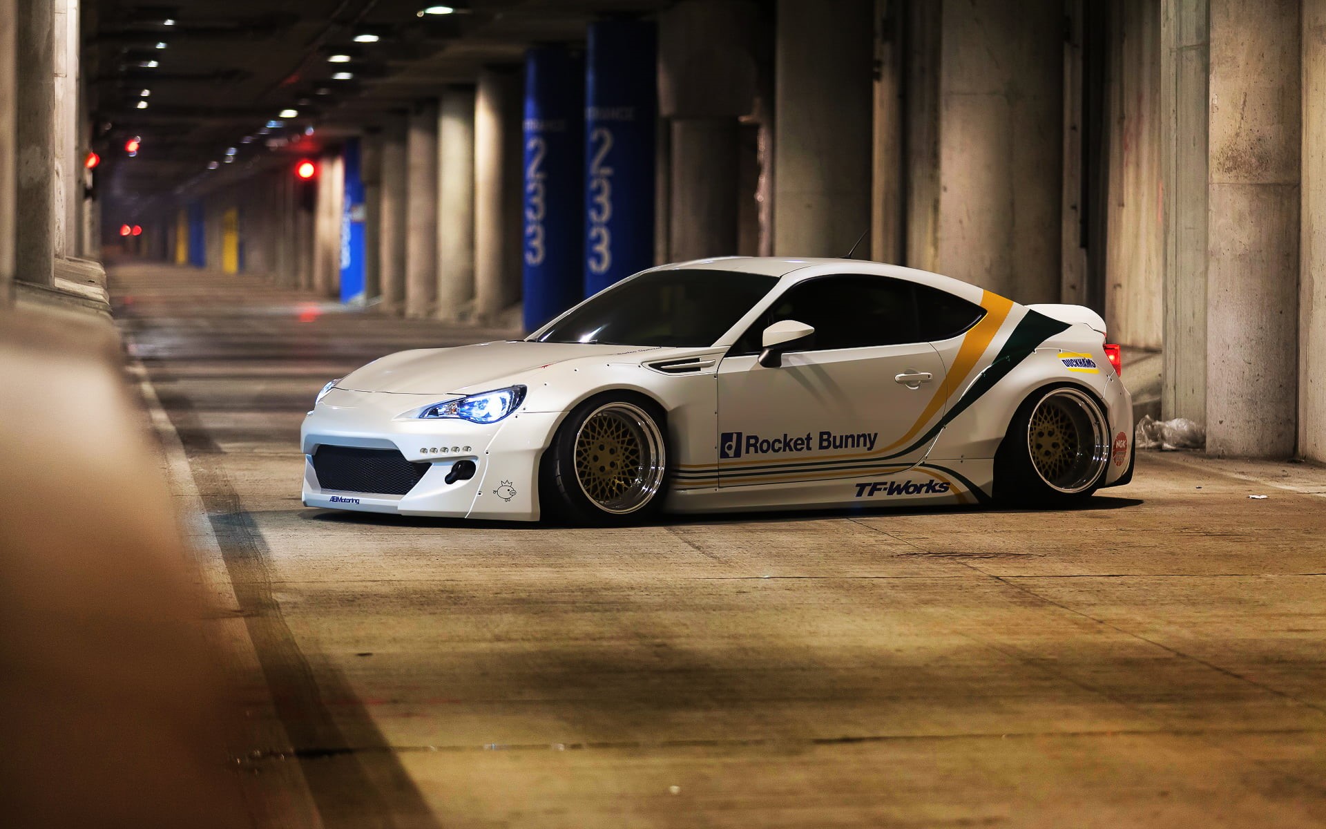 white, sport, no People, reflection, indoors, wheel, wealth, modern, architectural column, car, flooring, transportation, porsche, side View, architecture, HD Wallpaper