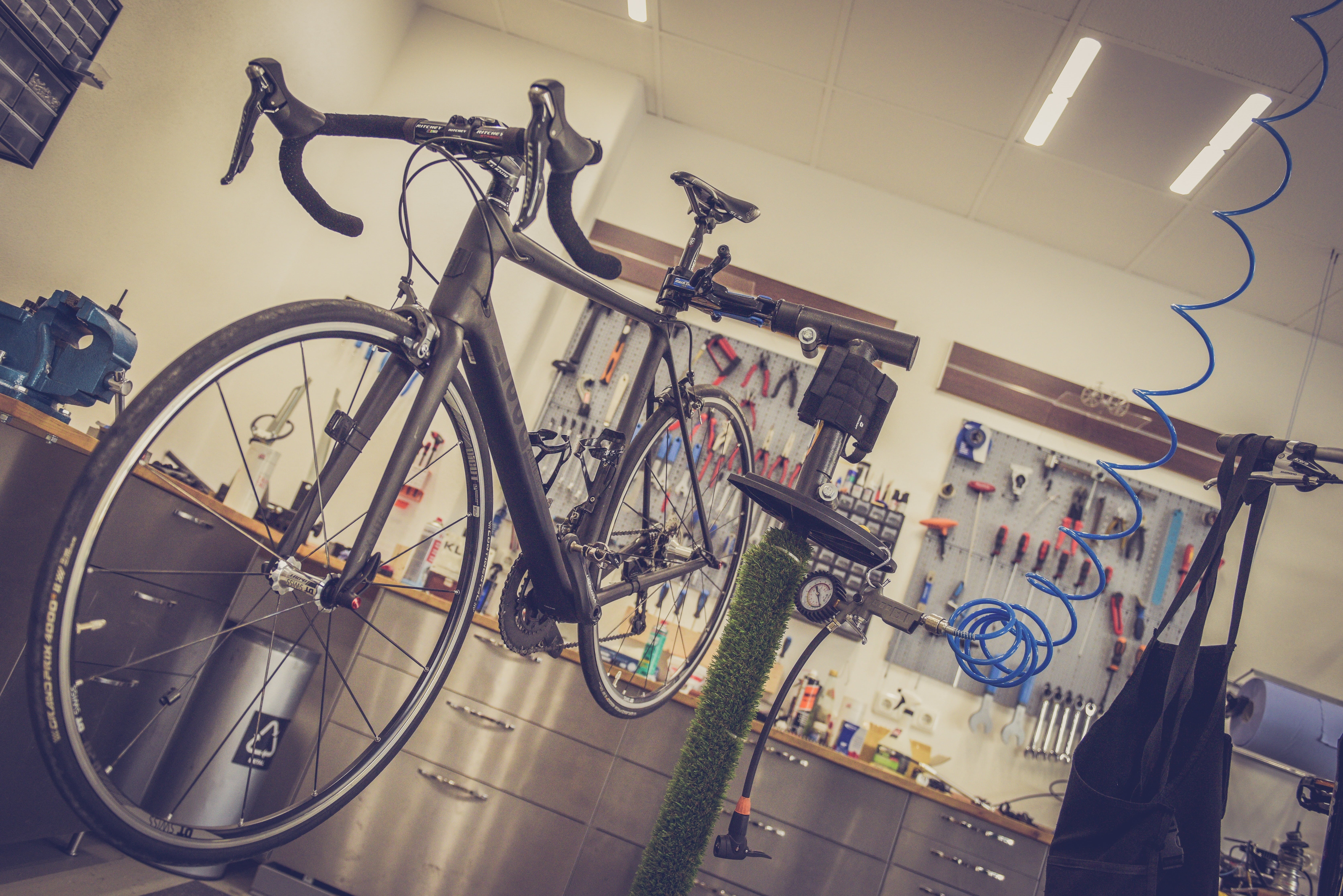 5K, mode of transportation, stationary, activity, stand, bicycles, beside, racing bicycle, bicycle shop, cycling, land vehicle, transportation, hanging, HD Wallpaper