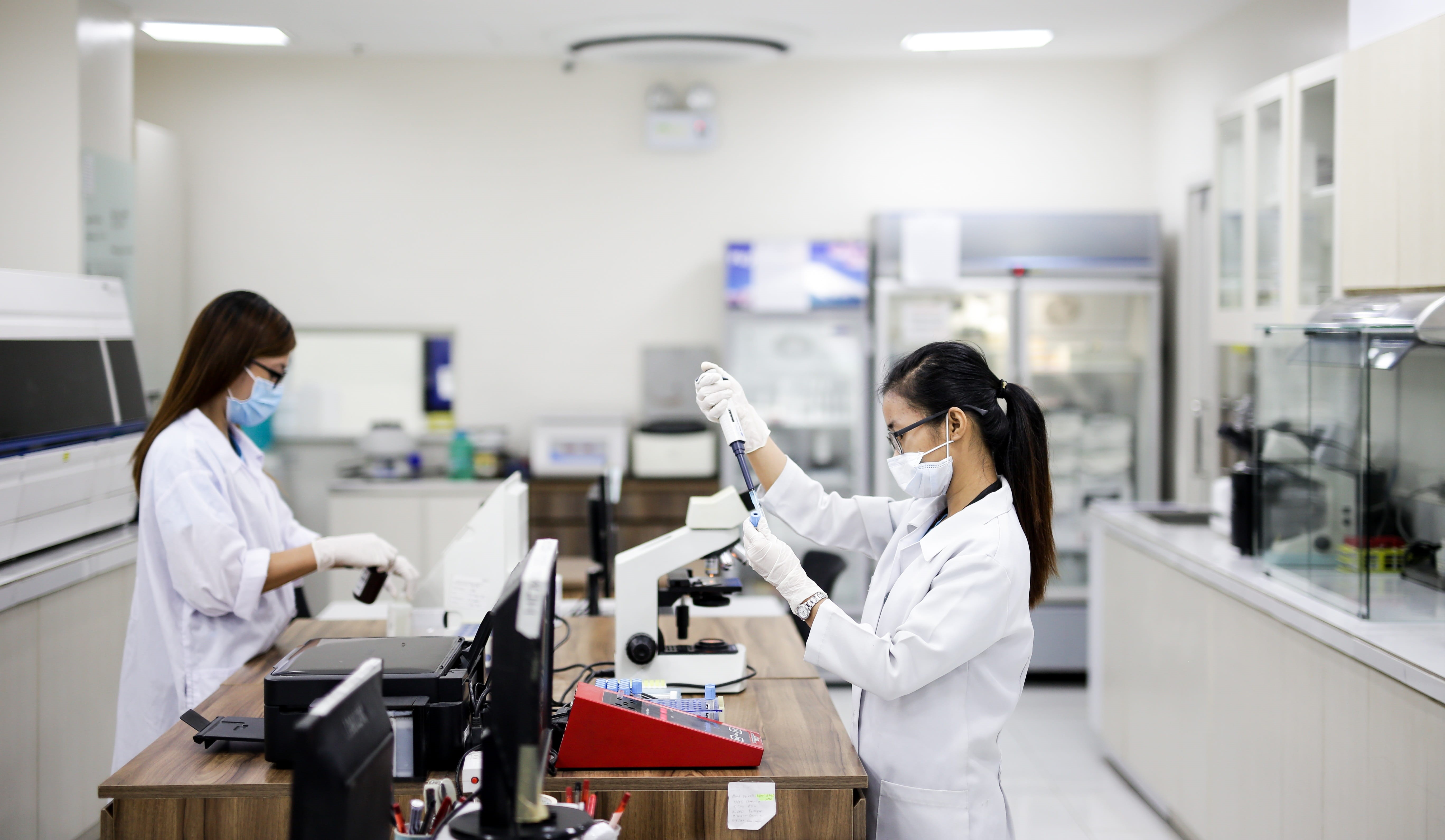 occupation, standing, scientist, coworker, education, young women, focus on foreground, protective glove, laboratory, clothing, waist up, research, seafarers medical, HD Wallpaper