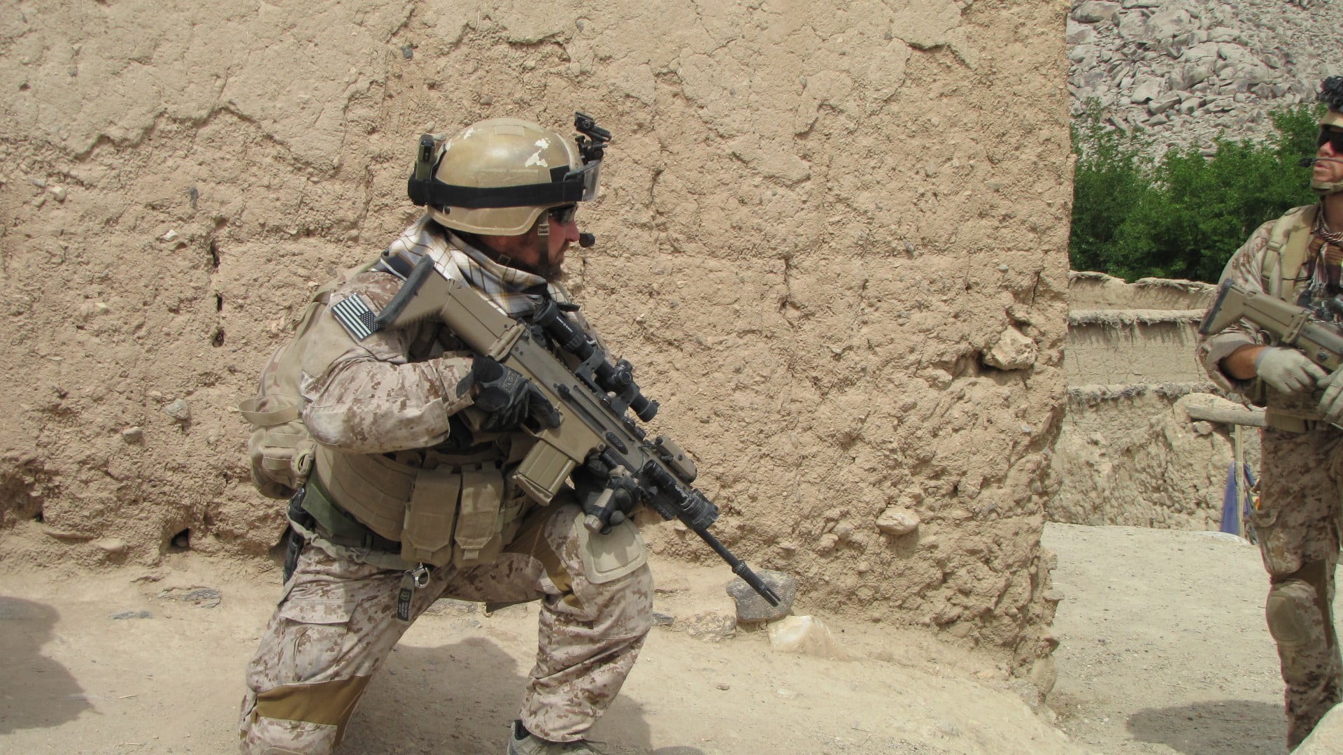 FN SCAR, adult, army, weapon, machine gun, officer, fighting, aiming, conflict, men, day, 1080P, s, camouflage clothing, rifle, military, clothing, suit, HD Wallpaper