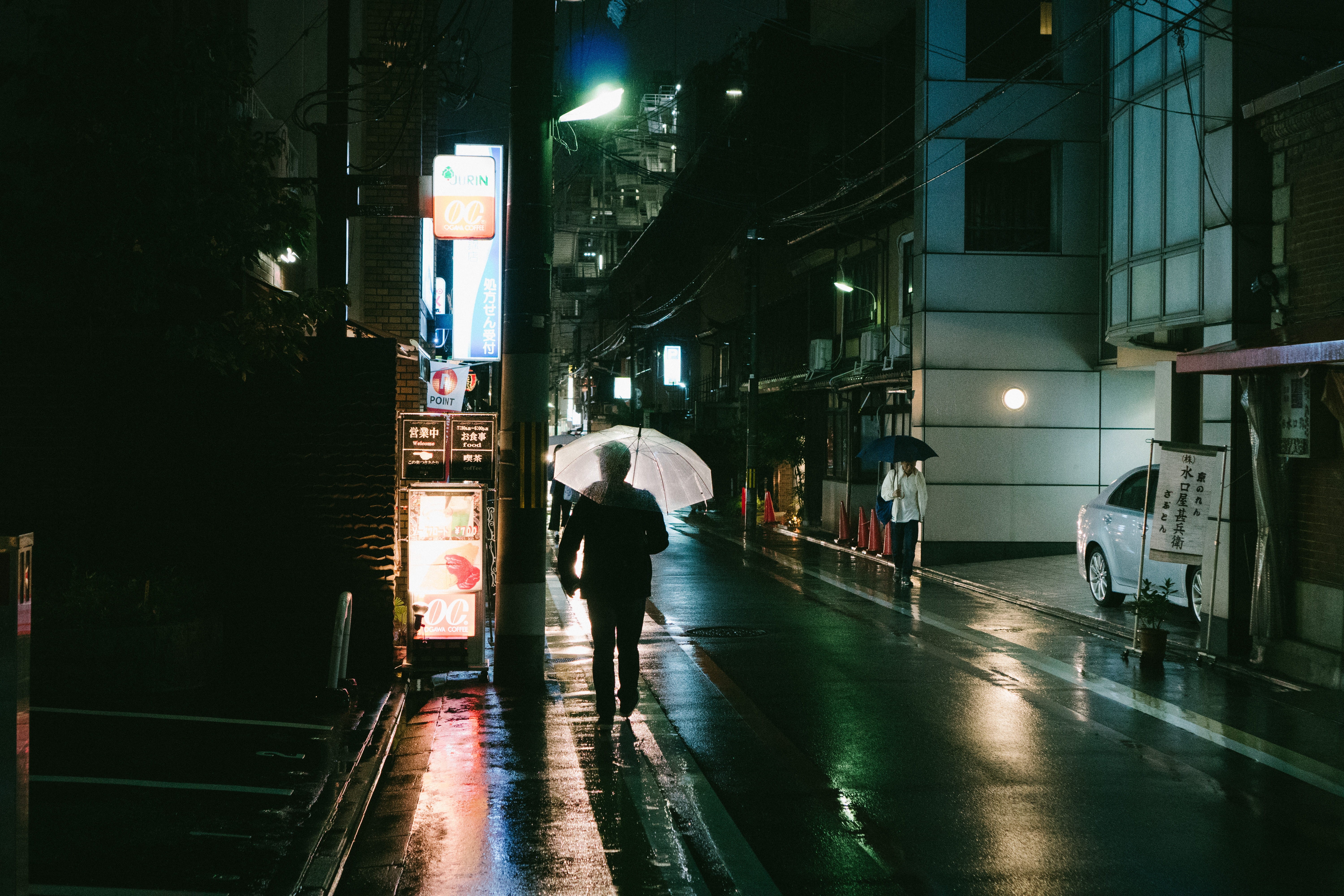 buildings, people, city, time, city life, umbrella, architecture, the way forward, night, illuminated, real people, men, rear view, light, street, rain, HD Wallpaper