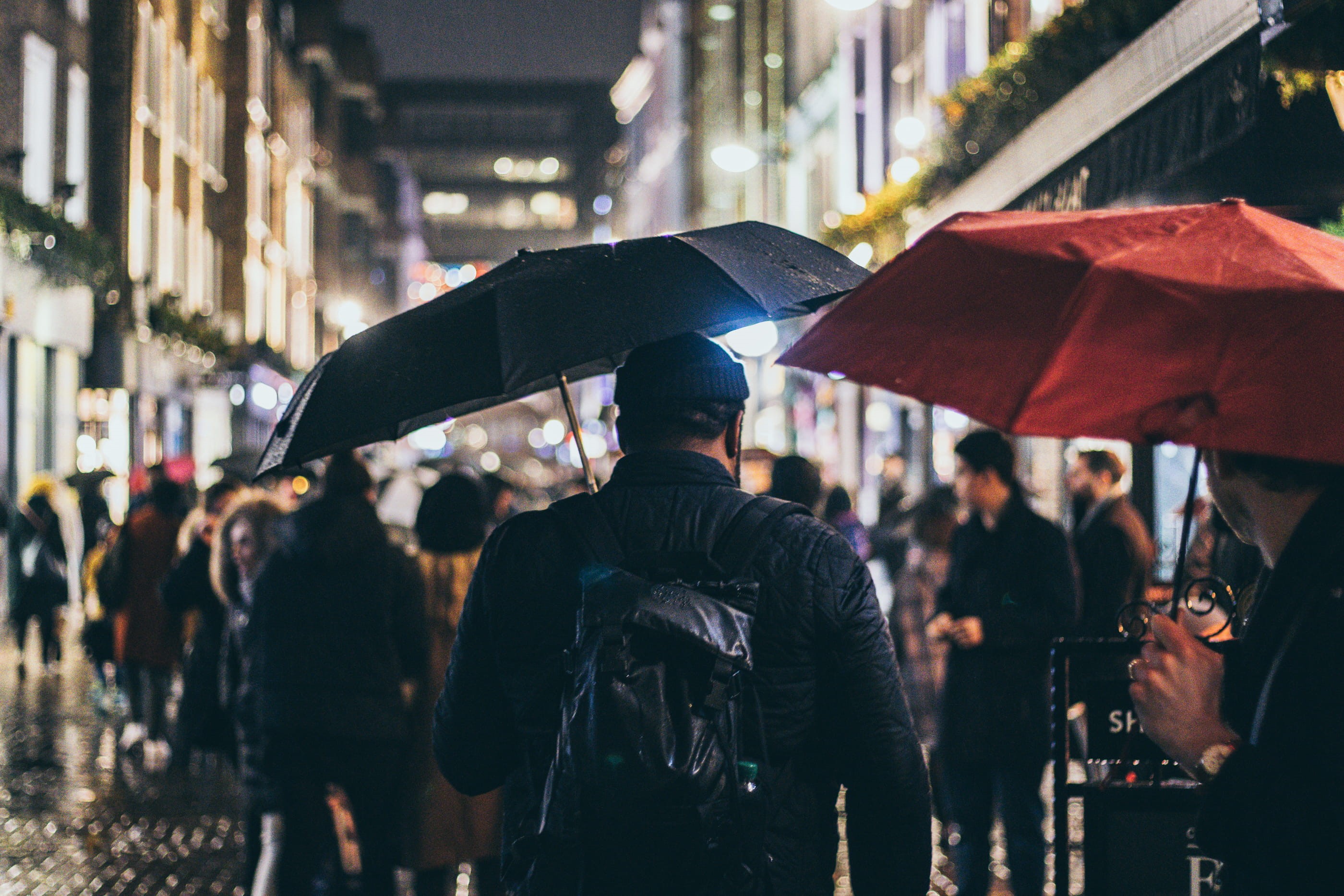 women, outdoors, men, person, backpack, architecture, london, human, night, canopy, street, people, holding, incidental people, city life, back, crowd, HD Wallpaper