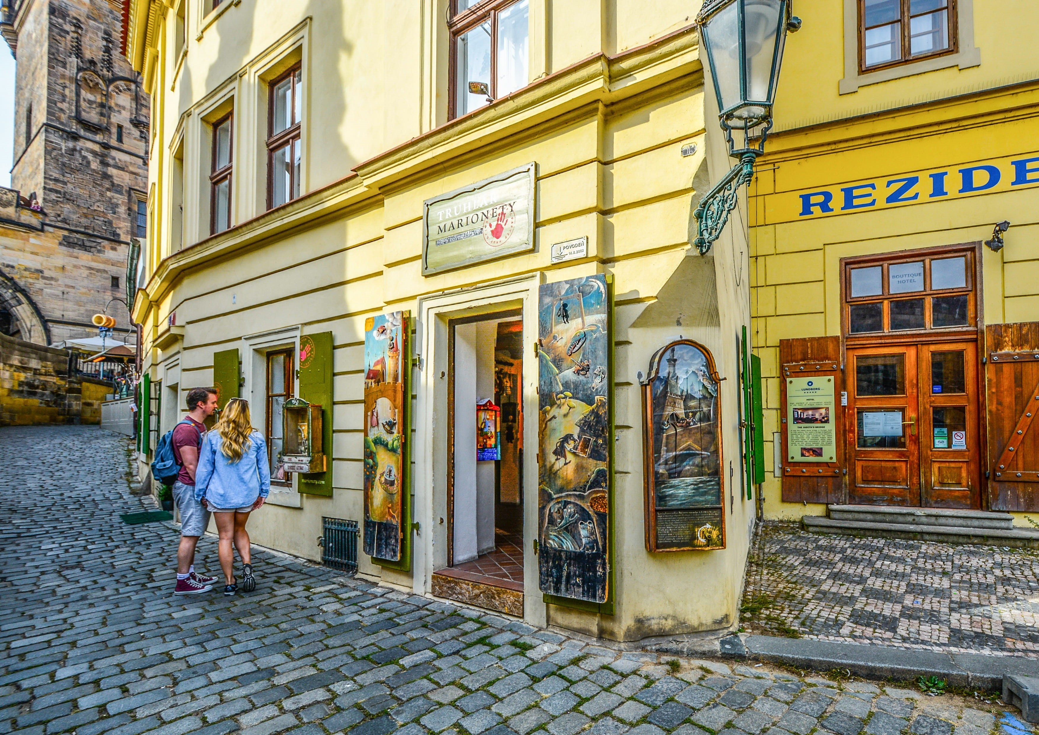 island, walking, urban Scene, day, people, casual clothing, tourism, sidewalk, full length, Couple, Shop, architecture, lifestyles, travel, 2K, toy, street, HD Wallpaper