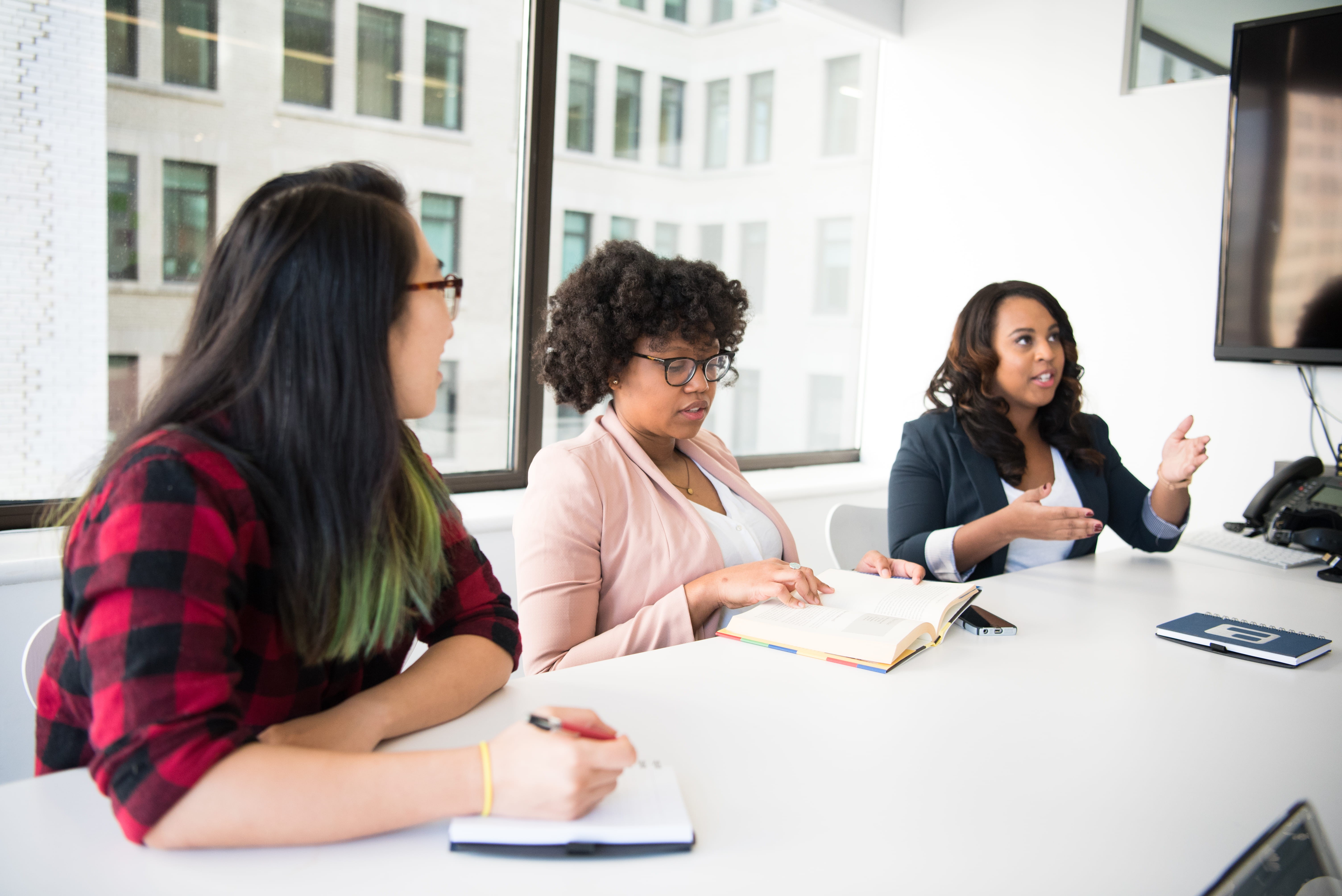 coworker, waist up, teamwork, corporate business, discussion, employee, monitor, wooden, meeting, diversity, paperwork, desk, group of people, young adult, HD Wallpaper