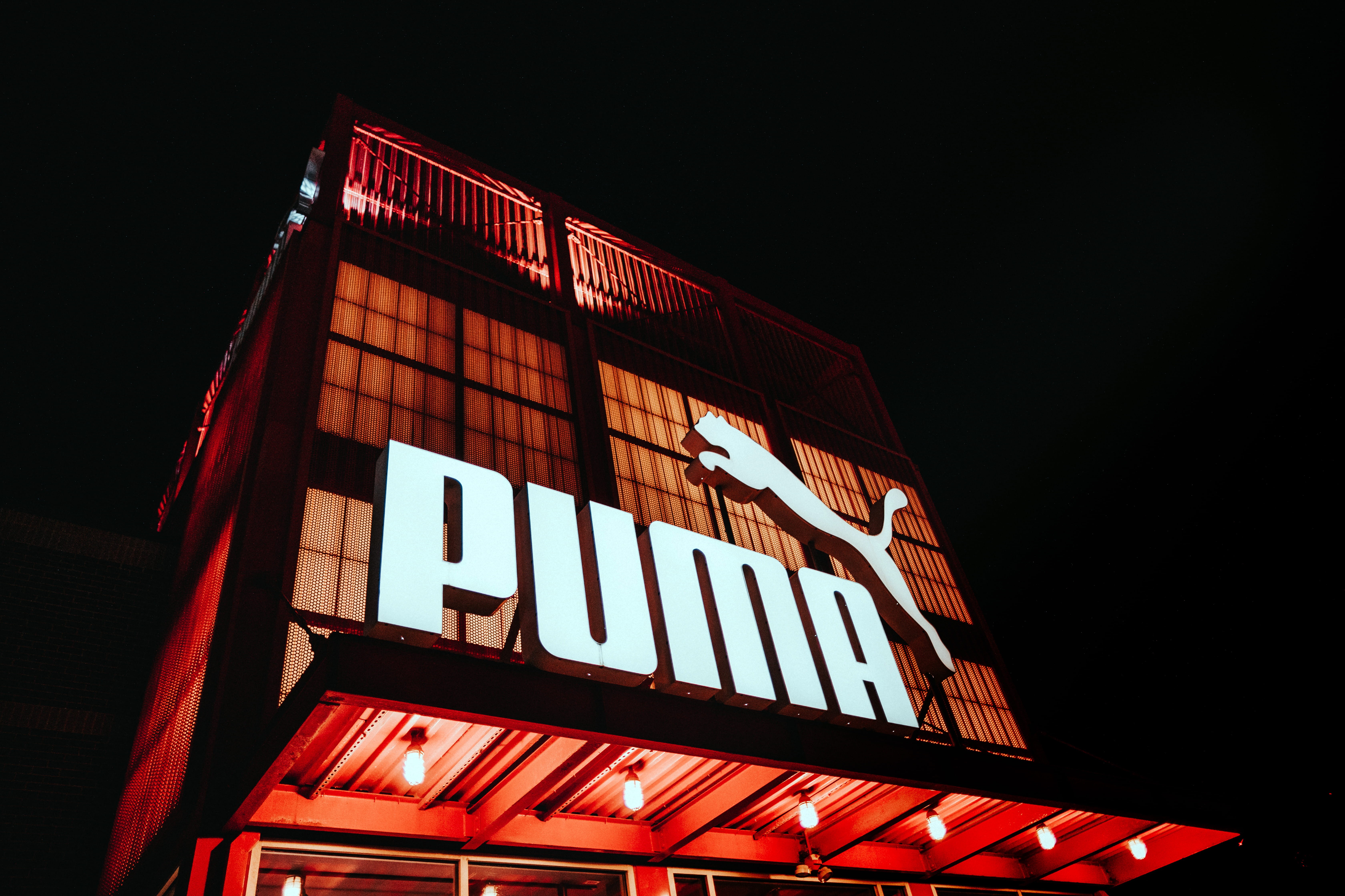 building, office building, arts culture and entertainment, theater, word, night, cafe, alphabet, clear sky, outdoors, no people, restaurant, neon, illuminated, HD Wallpaper