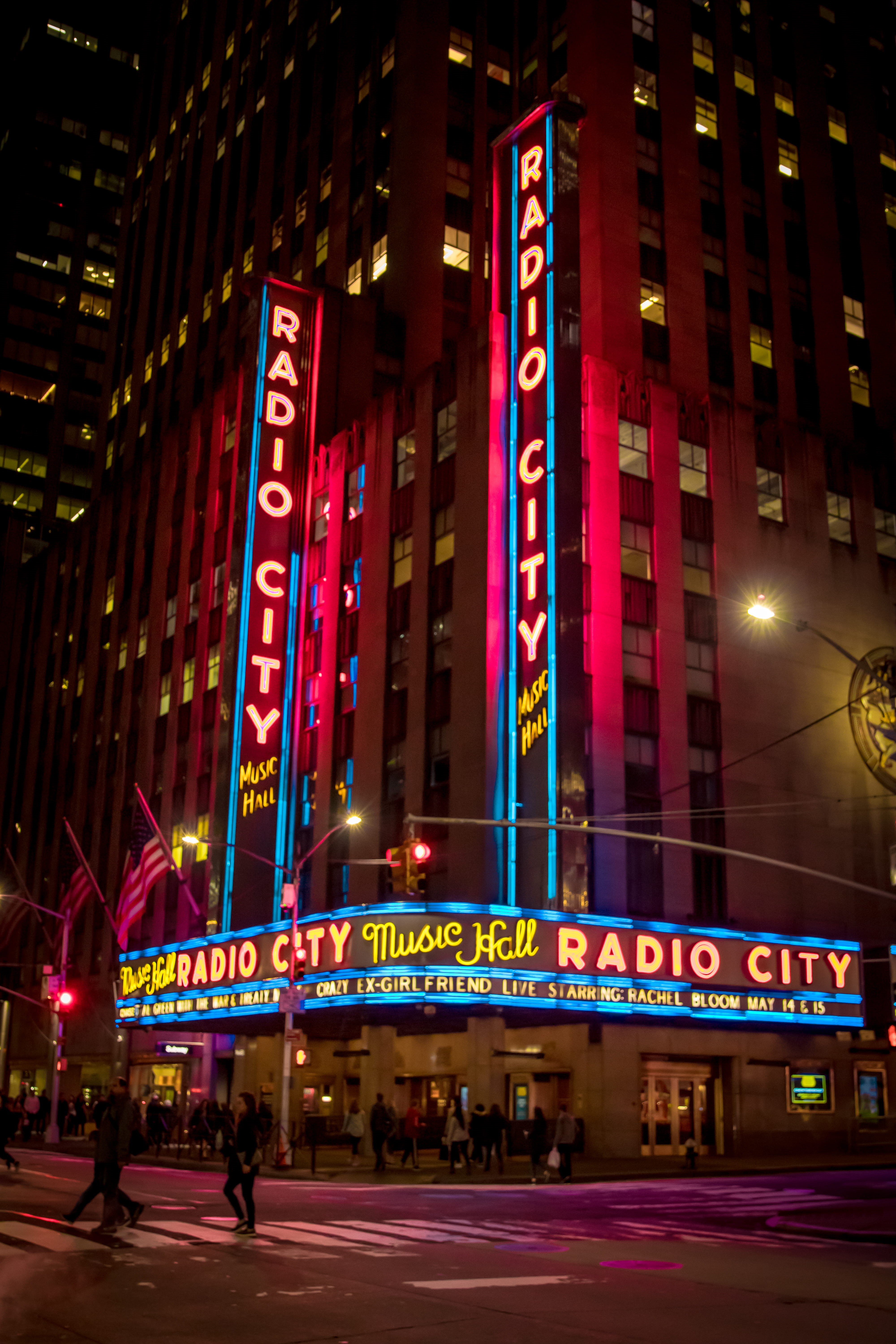 sign, text, travel destinations, illuminated, urban, building exterior, 5K, downtown, radio, person, united states, incidental people, outdoors, built structure, Phone HD Wallpaper