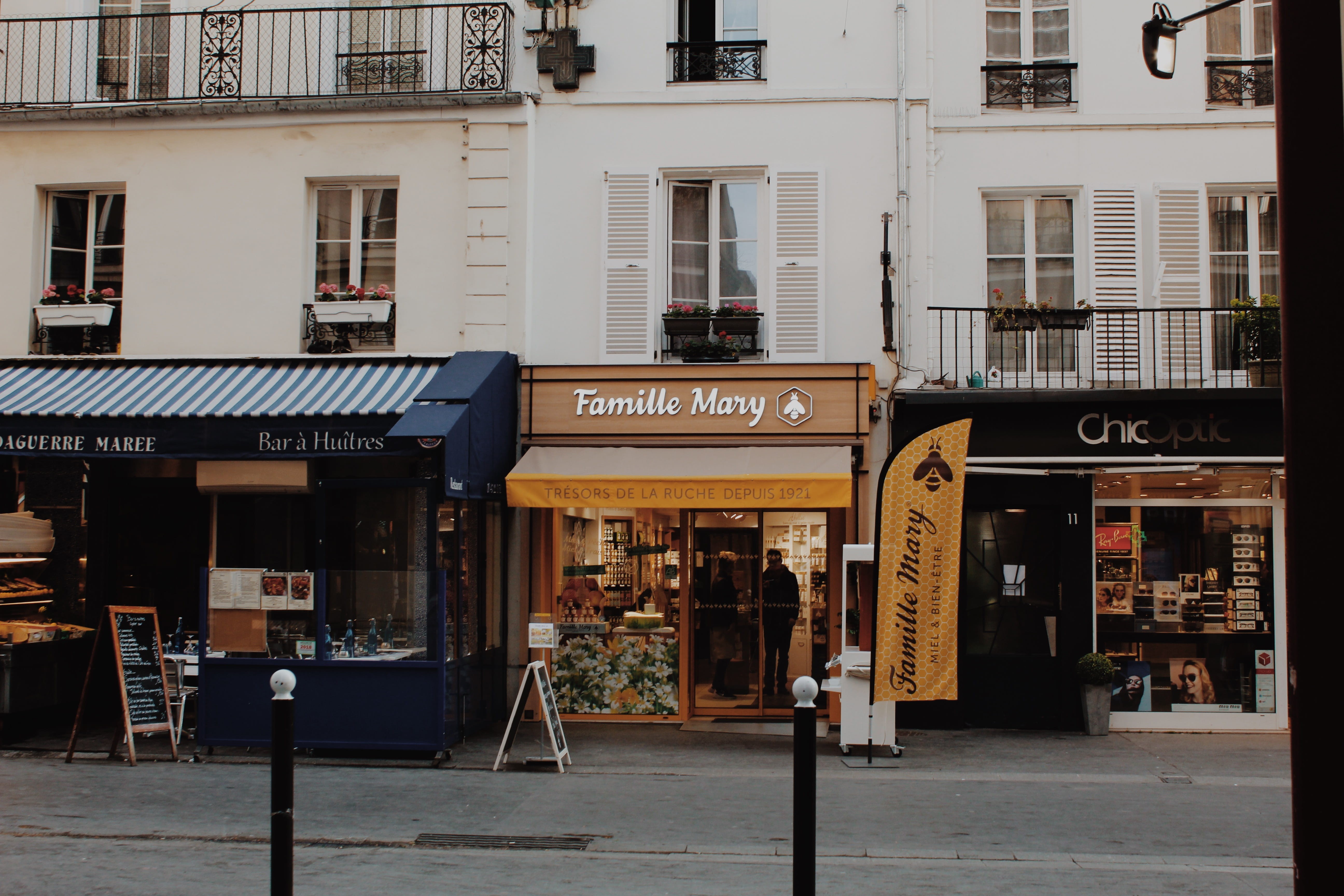city, restaurant, book, city life, western script, outdoors, residential district, human, sign, indoors, shop, telephone booth, day, communication, furniture, HD Wallpaper