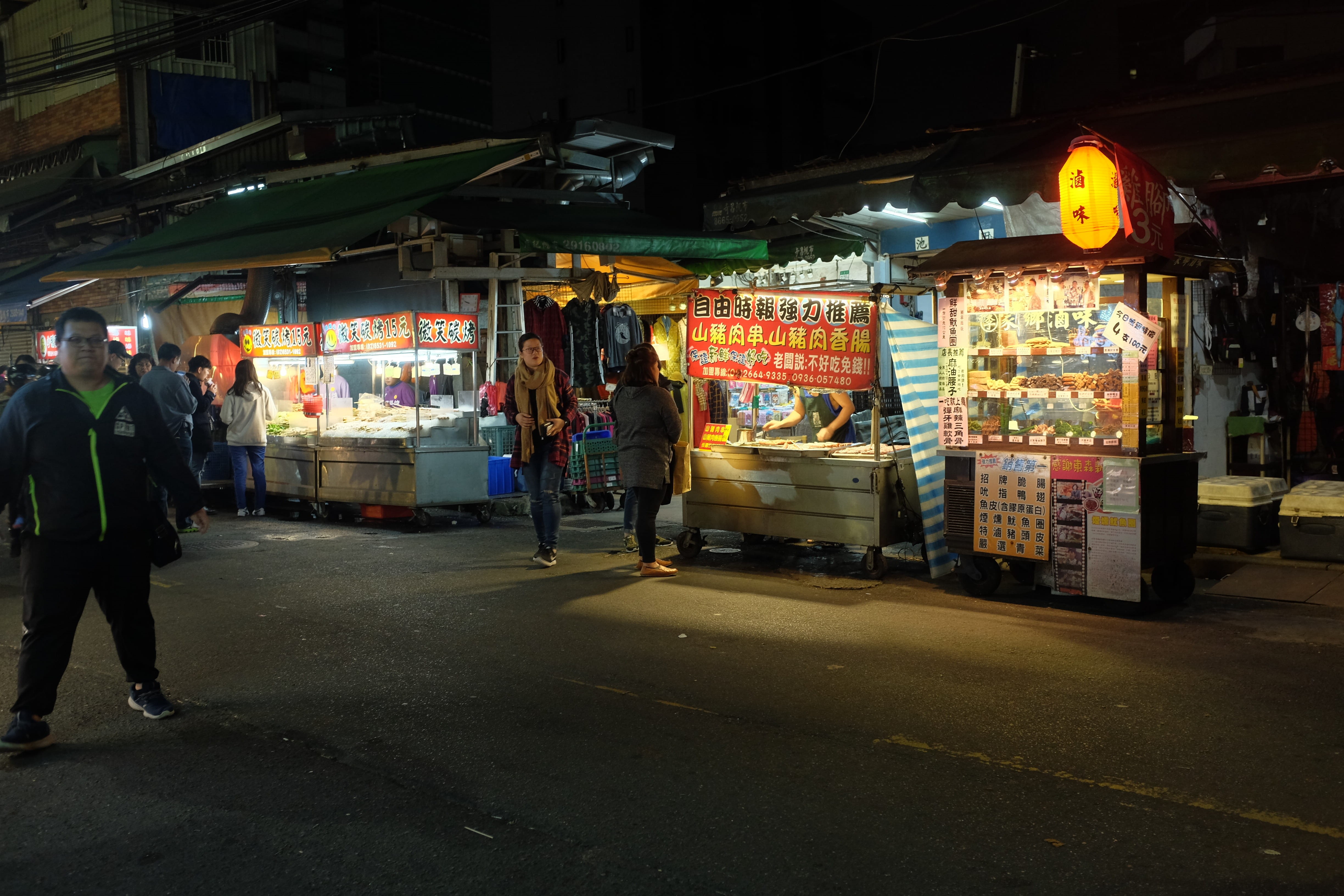 city life, store, tarmac, men, shop, 4K, architecture, consumerism, pedestrian, pavement, retail, human, women, asphalt, bazaar, street, real people, kiosk, HD Wallpaper